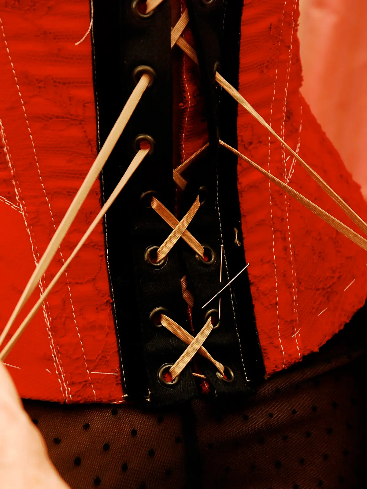 Essayage de corset et prise de mesures.