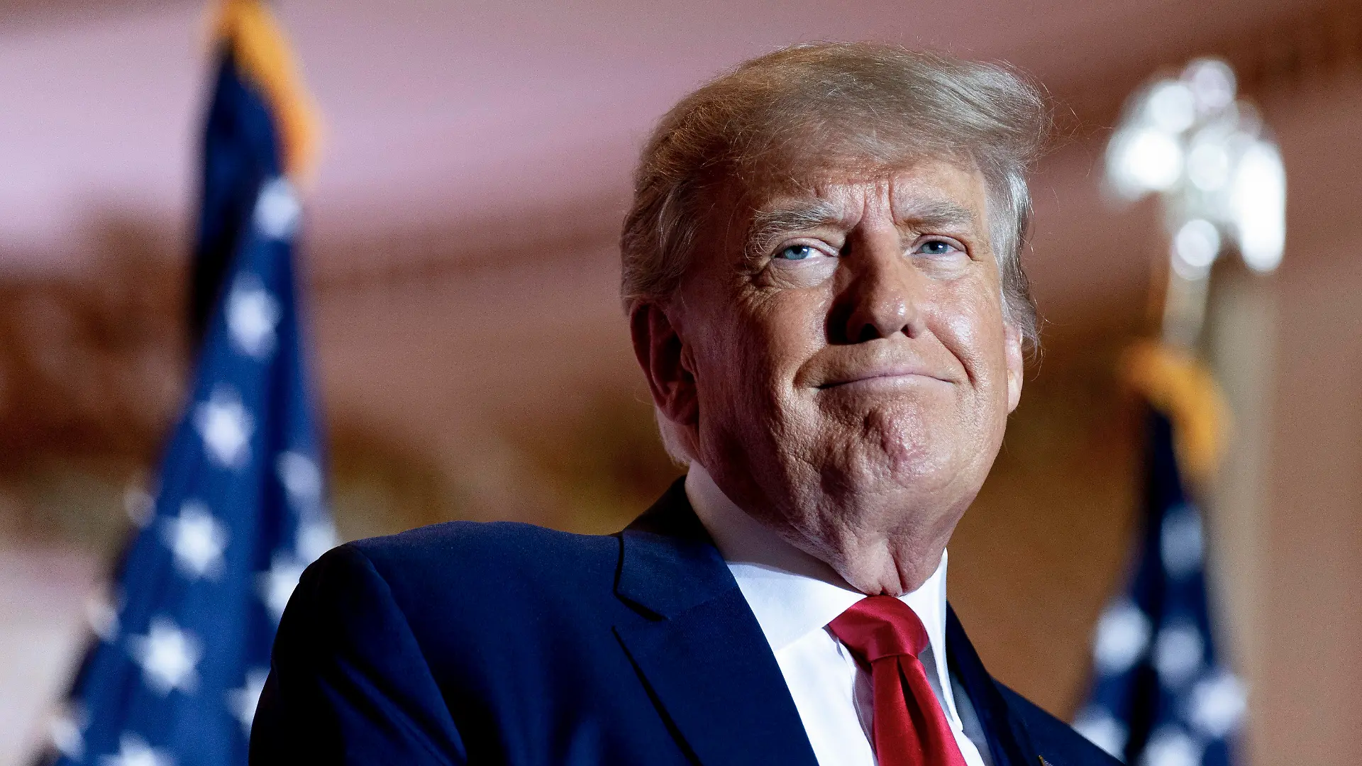 ARCHIV - 15.11.2022, USA, Palm Beach: Der ehemalige Präsident Donald Trump bei einem Pressestatement, an dem er bekannt gibt, dass er zum dritten Mal für das Amt des Präsidenten kandieren möchte. (zu dpa: «US-Medien: Trump hatte noch während Amtszeit Bankkonto in China») Foto: Andrew Harnik/AP/dpa +++ dpa-Bildfunk +++