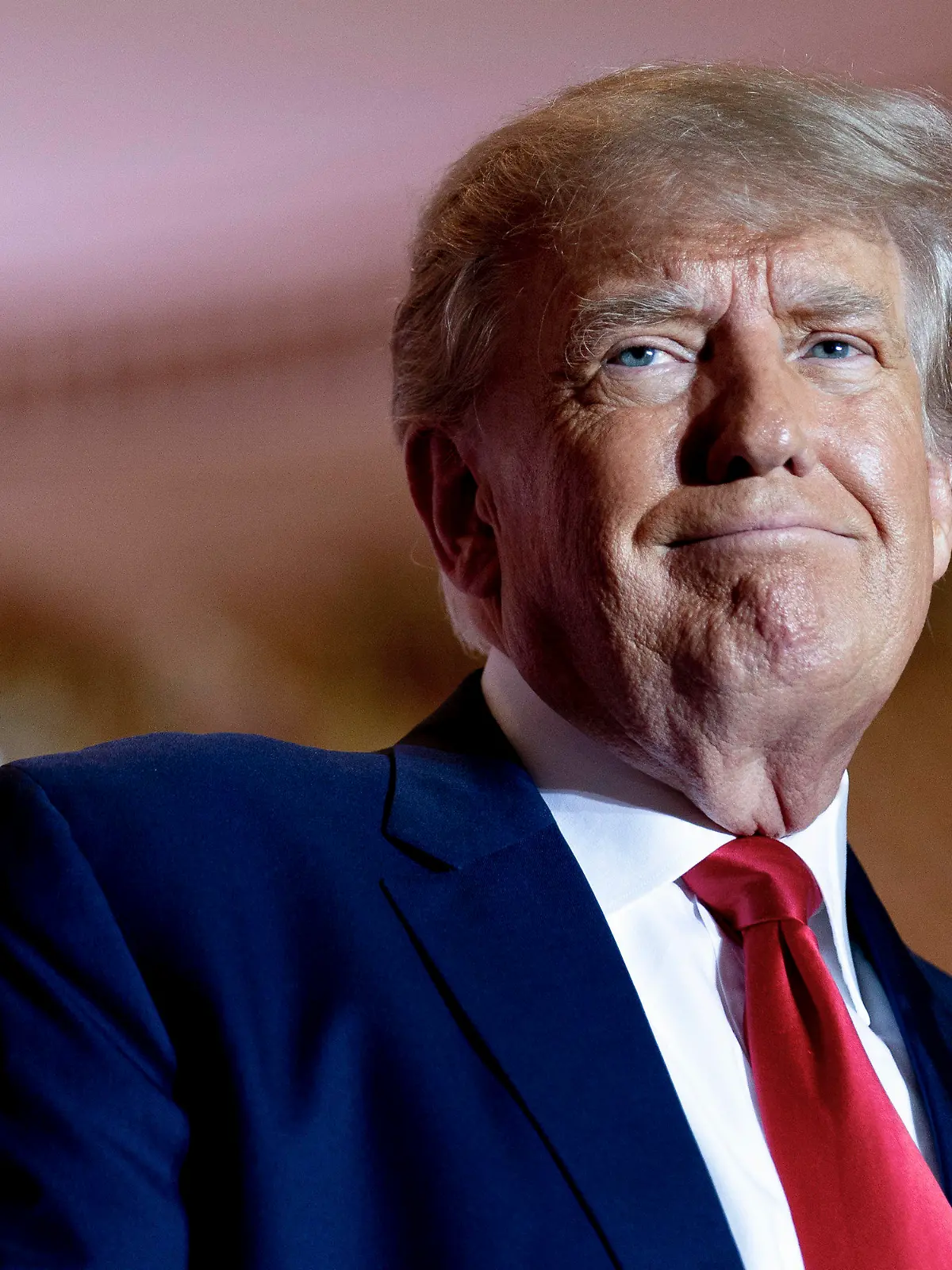 ARCHIV - 15.11.2022, USA, Palm Beach: Der ehemalige Präsident Donald Trump bei einem Pressestatement, an dem er bekannt gibt, dass er zum dritten Mal für das Amt des Präsidenten kandieren möchte. (zu dpa: «US-Medien: Trump hatte noch während Amtszeit Bankkonto in China») Foto: Andrew Harnik/AP/dpa +++ dpa-Bildfunk +++
