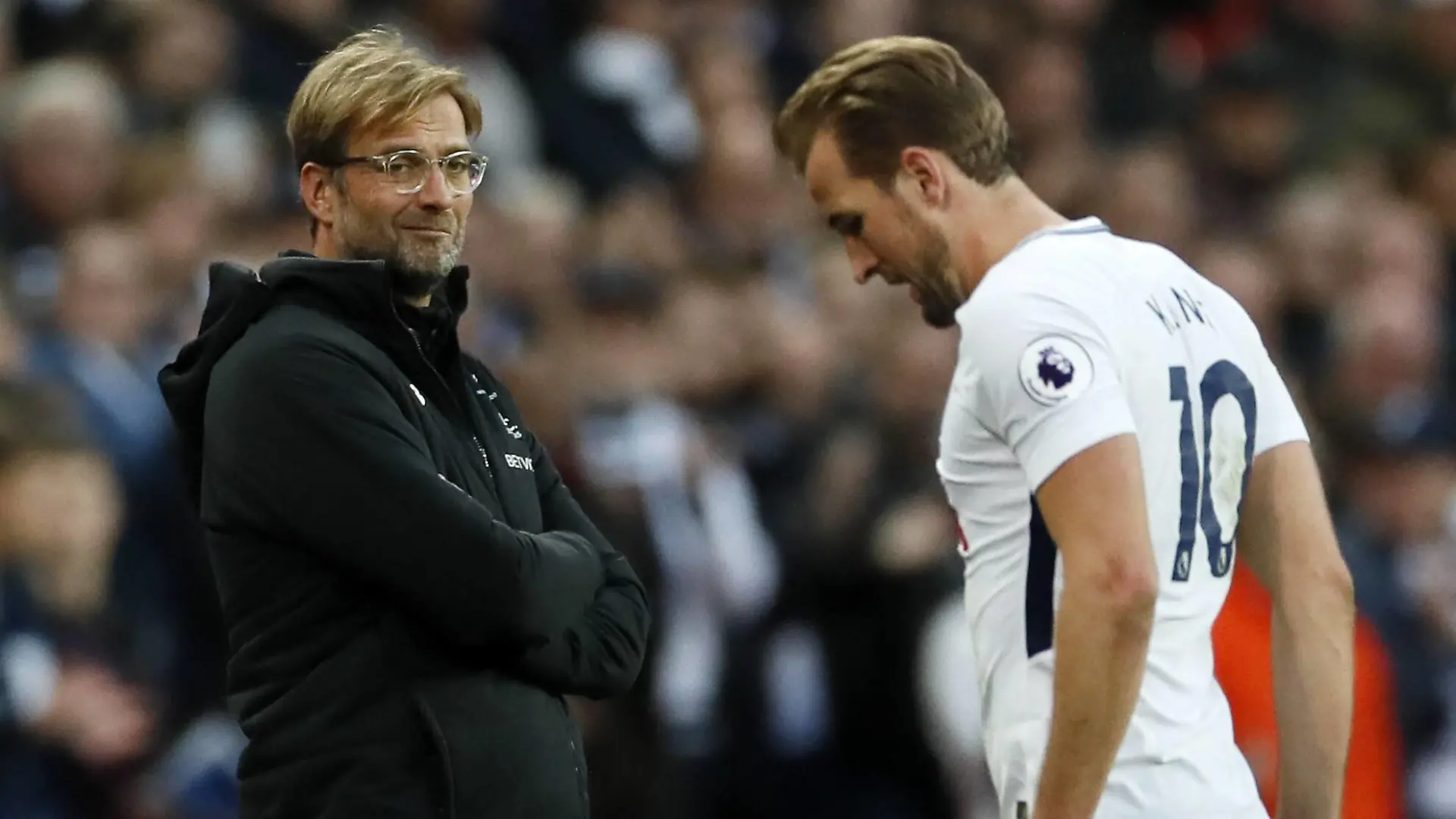Liverpool s Jurgen Klopp watches TottenhamÖs Harry Kane as he goes off during the premier league match at Wembley Stadium, London. Picture date 22nd October 2017. Picture credit should read: David Klein/Sportimage PUBLICATIONxNOTxINxUK  