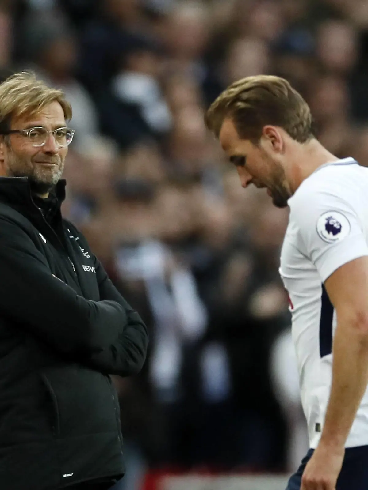 Liverpool s Jurgen Klopp watches TottenhamÖs Harry Kane as he goes off during the premier league match at Wembley Stadium, London. Picture date 22nd October 2017. Picture credit should read: David Klein/Sportimage PUBLICATIONxNOTxINxUK  
