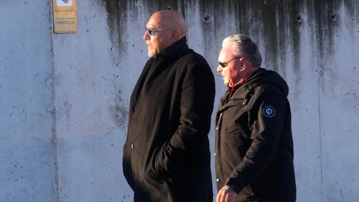 23.01.2023, Spanien, Madrid: Der Anführer einer Hells Angels-Gang, der deutsche Staatsbürger Frank Hanebuth (l) kommt zum Nationalen Gericht in San Fernando de Henares, in der Nähe von Madrid, Spanien. Ein europäischer Anführer der Hells Angels steht in Madrid vor Gericht, weil er ein Chapter der kriminellen Biker-Gang auf der spanischen Ferieninsel Mallorca geleitet hat. Die Staatsanwaltschaft fordert eine 13-jährige Haftstrafe für den deutschen Staatsangehörigen Frank Hanebuth, dem u. a. die Leitung einer kriminellen Vereinigung, Geldwäsche und illegaler Waffenbesitz vorgeworfen werden. Er steht zusammen mit 46 Mittätern aus Luxemburg, der Türkei und dem Vereinigten Königreich vor Gericht, von denen die ranghöchsten mit bis zu 24 Jahren Haft rechnen müssen. Foto: Paul White/AP/dpa +++ dpa-Bildfunk +++