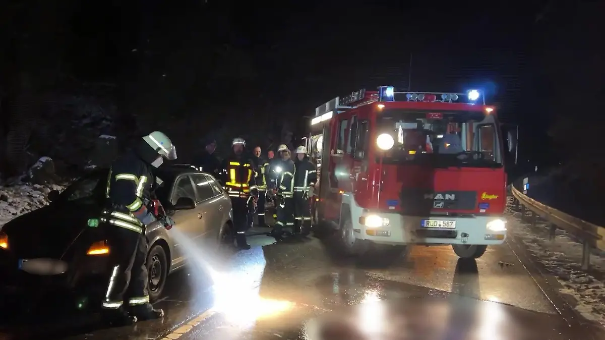 Stundenlanger Einsatz: Mit einem Wasserschlauch musste die Feuerwehr das Blut auf der Straße entfernen. Der Unfall wurde rekonstruiert.
