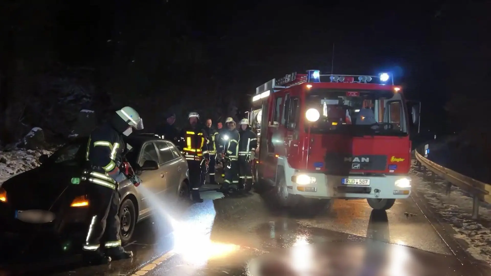 Stundenlanger Einsatz: Mit einem Wasserschlauch musste die Feuerwehr das Blut auf der Straße entfernen. Der Unfall wurde rekonstruiert.