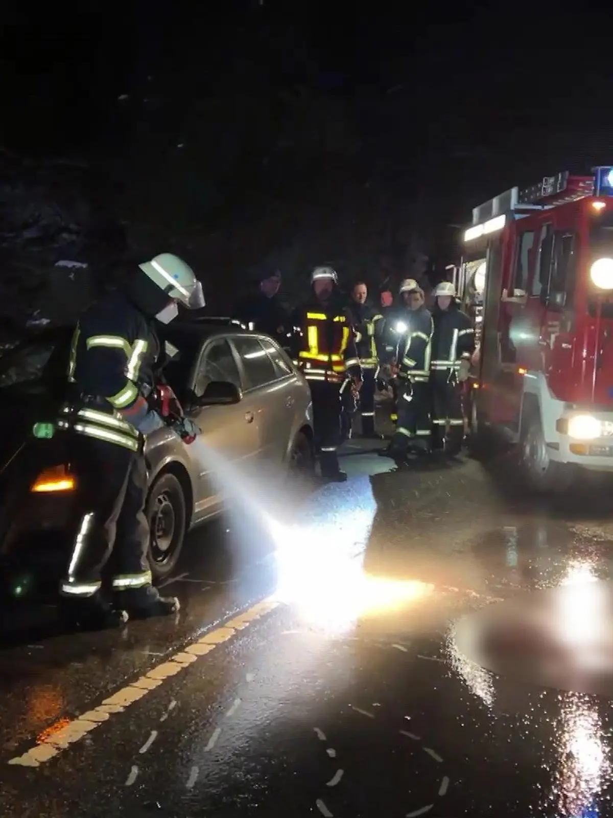 Stundenlanger Einsatz: Mit einem Wasserschlauch musste die Feuerwehr das Blut auf der Straße entfernen. Der Unfall wurde rekonstruiert.