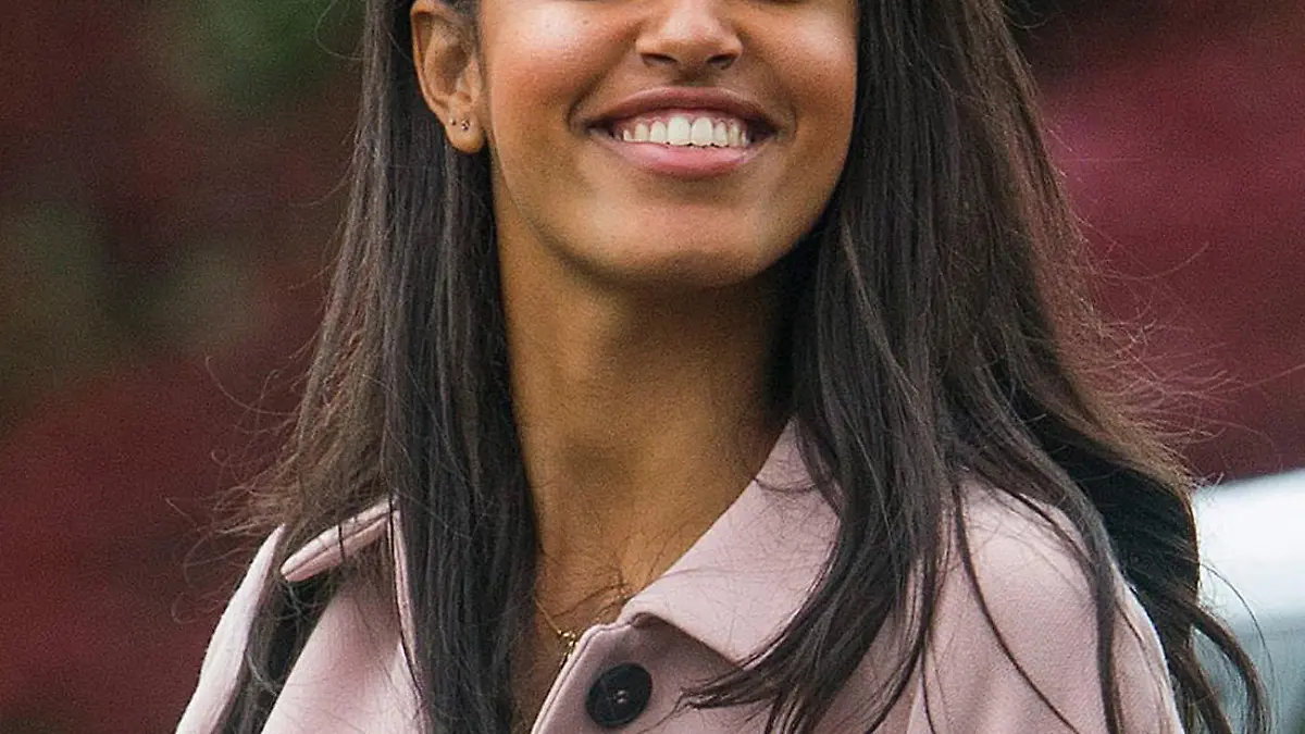 FILE - epa05248224 Malia, daughter of US President Obama, and her father depart the White House for a trip, in Washington DC, USA, 07 April 2016. EPA/JIM LO SCALZO (zu dpa "Obamas Tochter Malia soll an der Harvard-Universität studieren" vom 01.05.2016) +++(c) dpa - Bildfunk+++