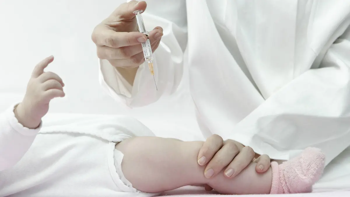 Baby bekommt eine Spritze | baby is injected, Germany
