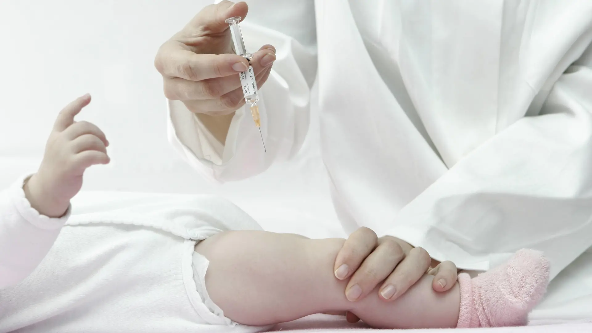 Baby bekommt eine Spritze | baby is injected, Germany