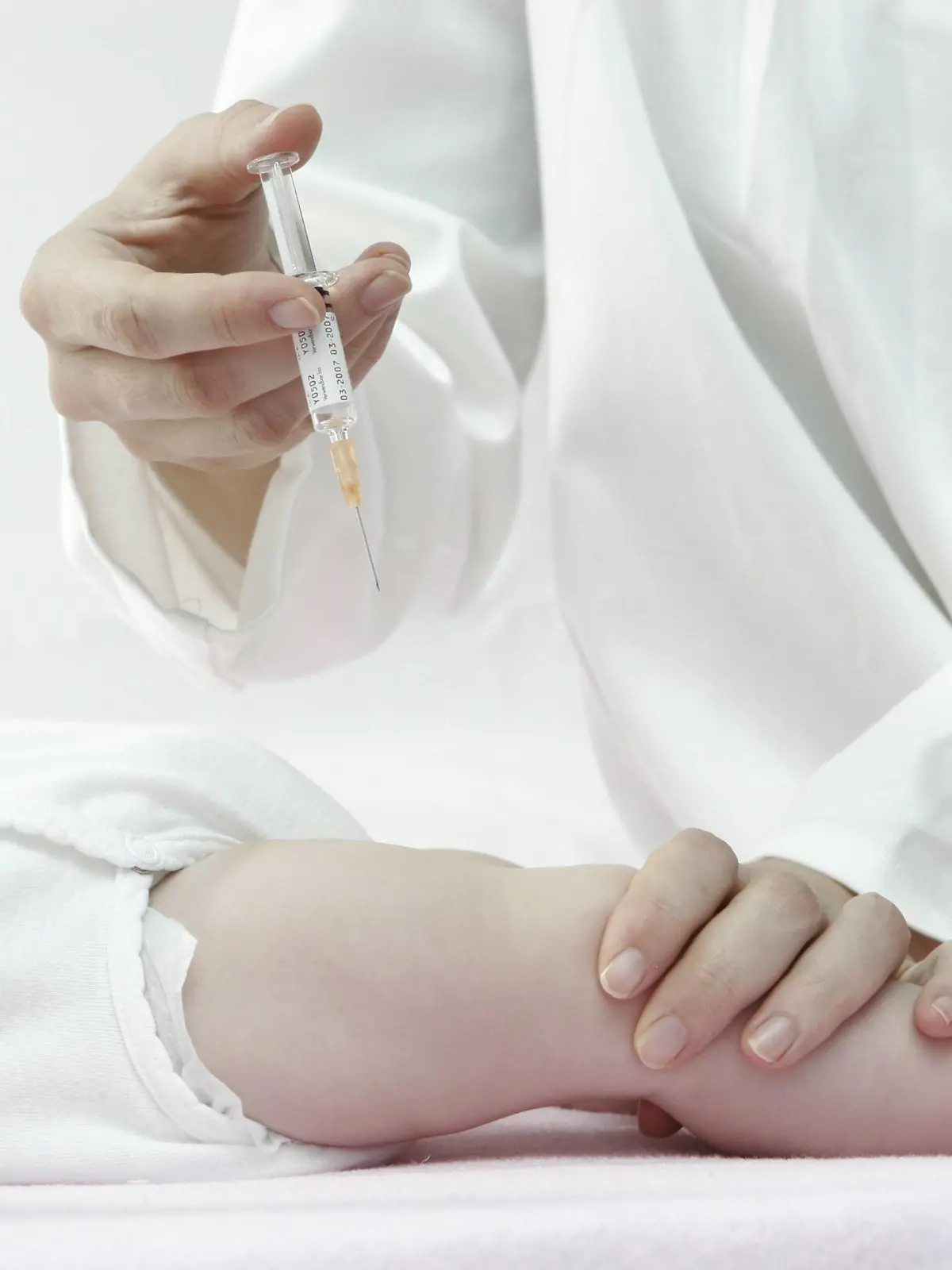 Baby bekommt eine Spritze | baby is injected, Germany
