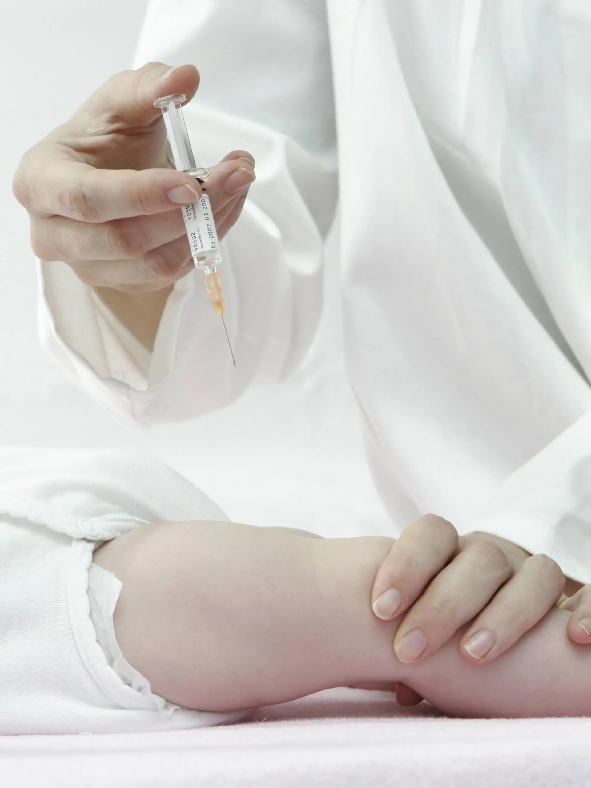Baby bekommt eine Spritze | baby is injected, Germany