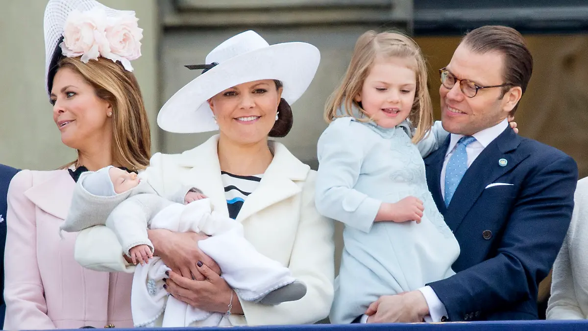 Crown Princess Victoria, Prince Daniel, Princess Estelle, Prince Oscar, Princess Madeleine at the balcony of the Royal Palace in Stockholm to celebrate the 70th birthday of the Swedish King 30 April 2016. Photo: Patrick van Katwijk