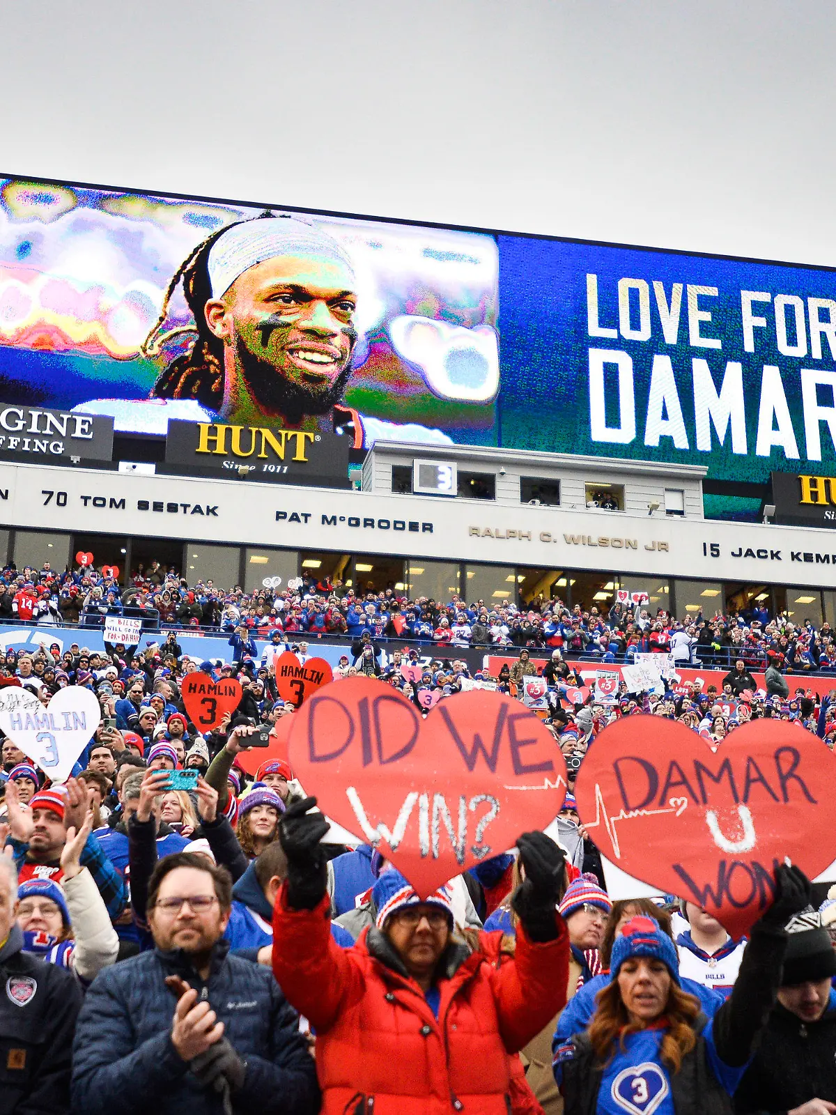 ARCHIV - 08.01.2023, USA, Orchard Park: Fans der Buffalo Bills zeigen im Spiel gegen die New England Patriots am 8. Januar ihre Unterstützung für Bills-Spieler Damar Hamlin nach dessen zuvor in Cincinnati erlittenem Herzstillstand. (zu dpa: «Football-Profi Hamlin nach Herzstillstand zurück im Stadion») Foto: Adrian Kraus/AP/dpa +++ dpa-Bildfunk +++