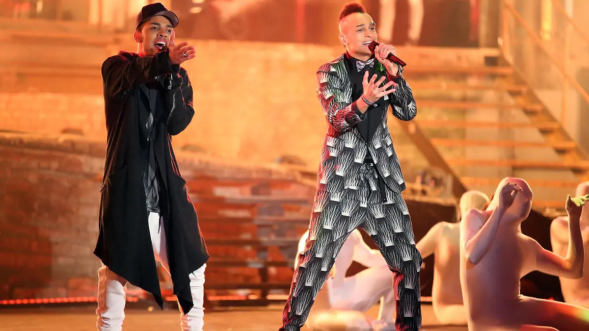 Igor Barbosa (l.) und Prince Damien mit ihrem Gesangs-Duell in der Event-Show im Landschaftspark Duisburg Verwendung der Bilder für Online-Medien ausschließlich mit folgender Verlinkung:'Alle Infos zu 'Deutschland sucht den Superstar' im Special bei RTL.de: http://www.rtl.de/cms/sendungen/superstar.html