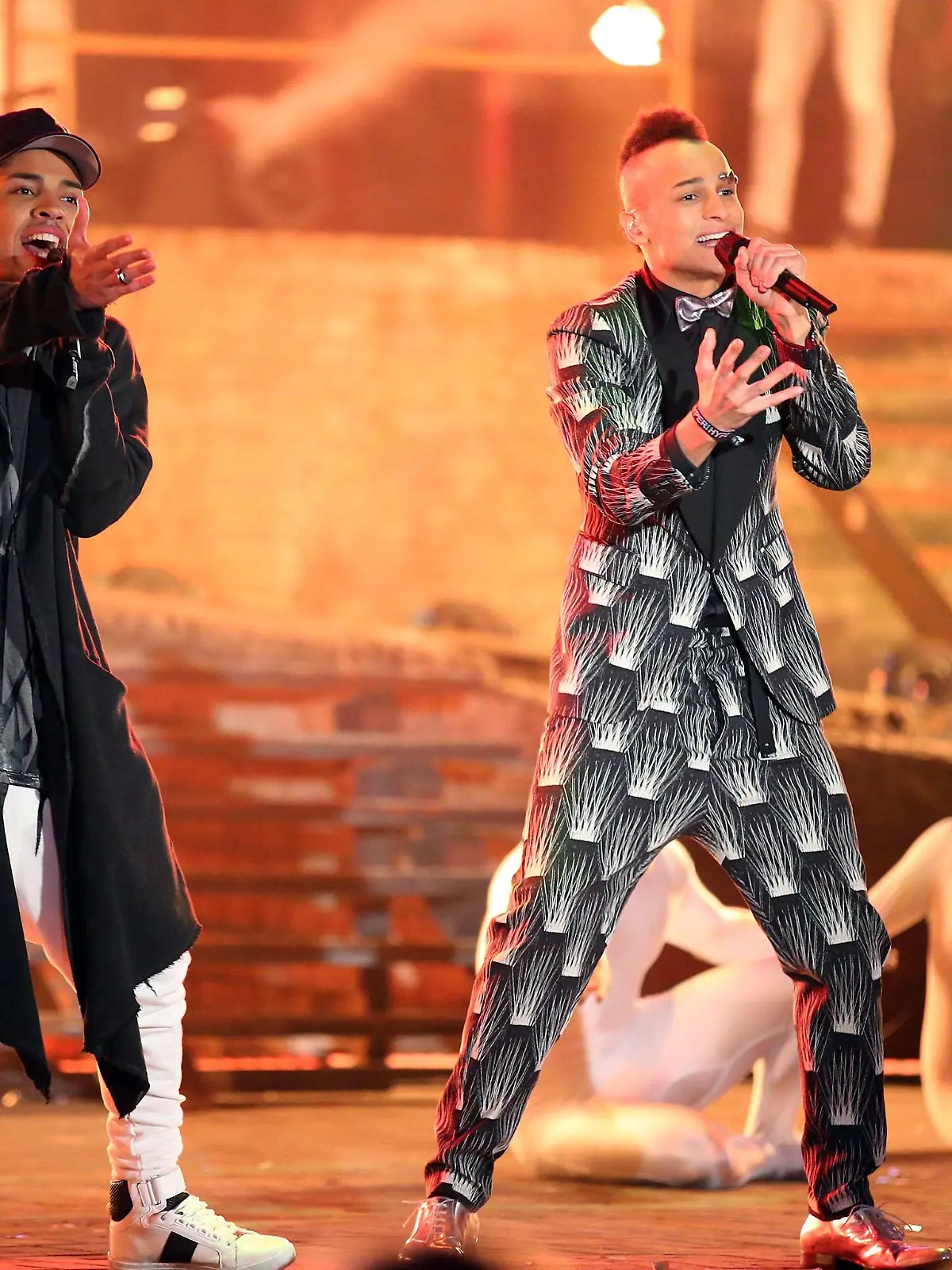 Igor Barbosa (l.) und Prince Damien mit ihrem Gesangs-Duell in der Event-Show im Landschaftspark Duisburg       Verwendung der Bilder fÃ¼r Online-Medien ausschlieÃŸlich mit folgender Verlinkung:'Alle Infos zu 'Deutschland sucht den Superstar' im Special bei RTL.de: http://www.rtl.de/cms/sendungen/superstar.html