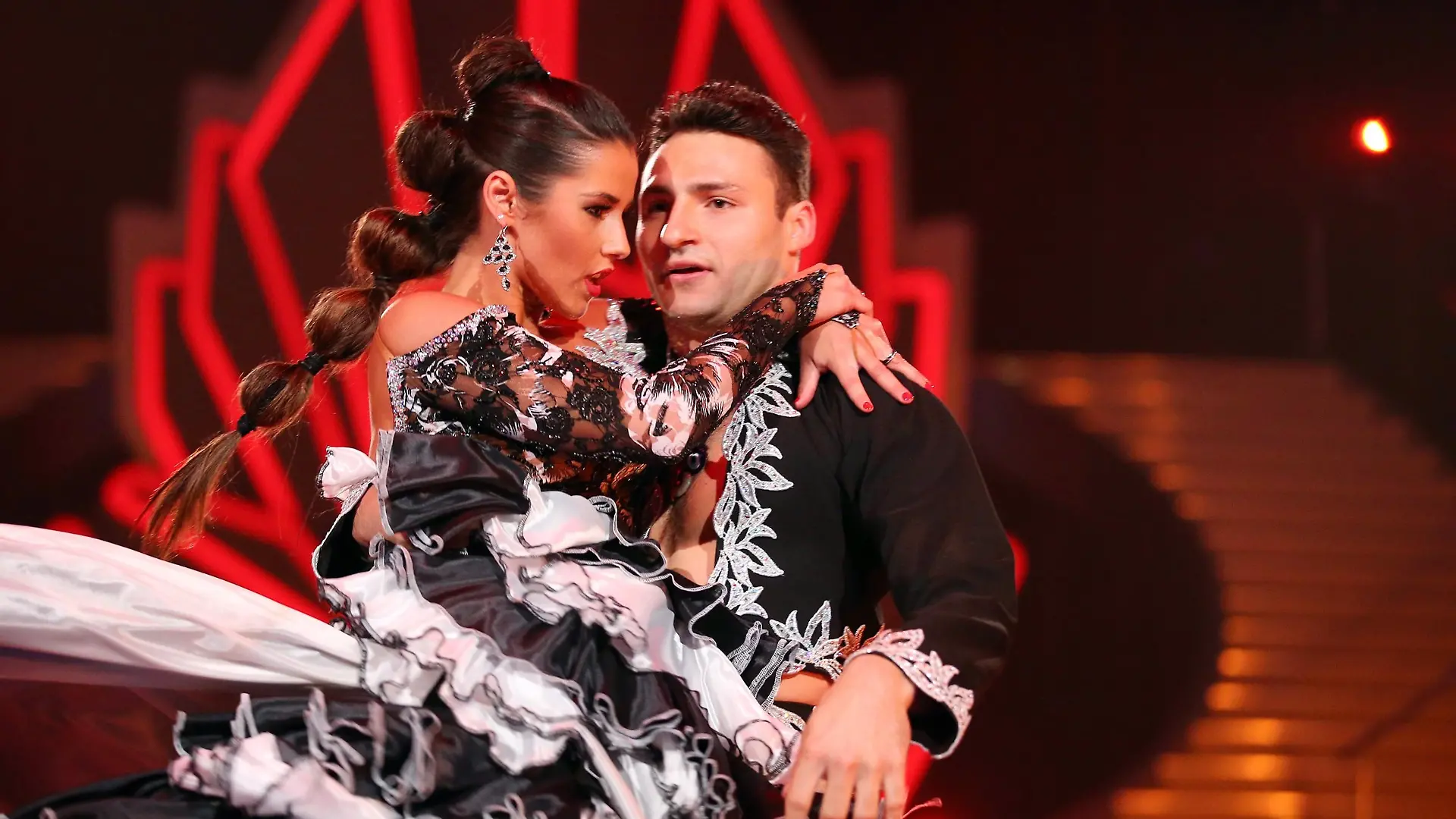 Sarah Lombardi und Robert Beitsch. Verwendung der Bilder für Online-Medien ausschließlich mit folgender Verlinkung:'Alle Infos zu 'Let's Dance' im Special bei RTL.de: http://www.rtl.de/cms/sendungen/lets-dance.html