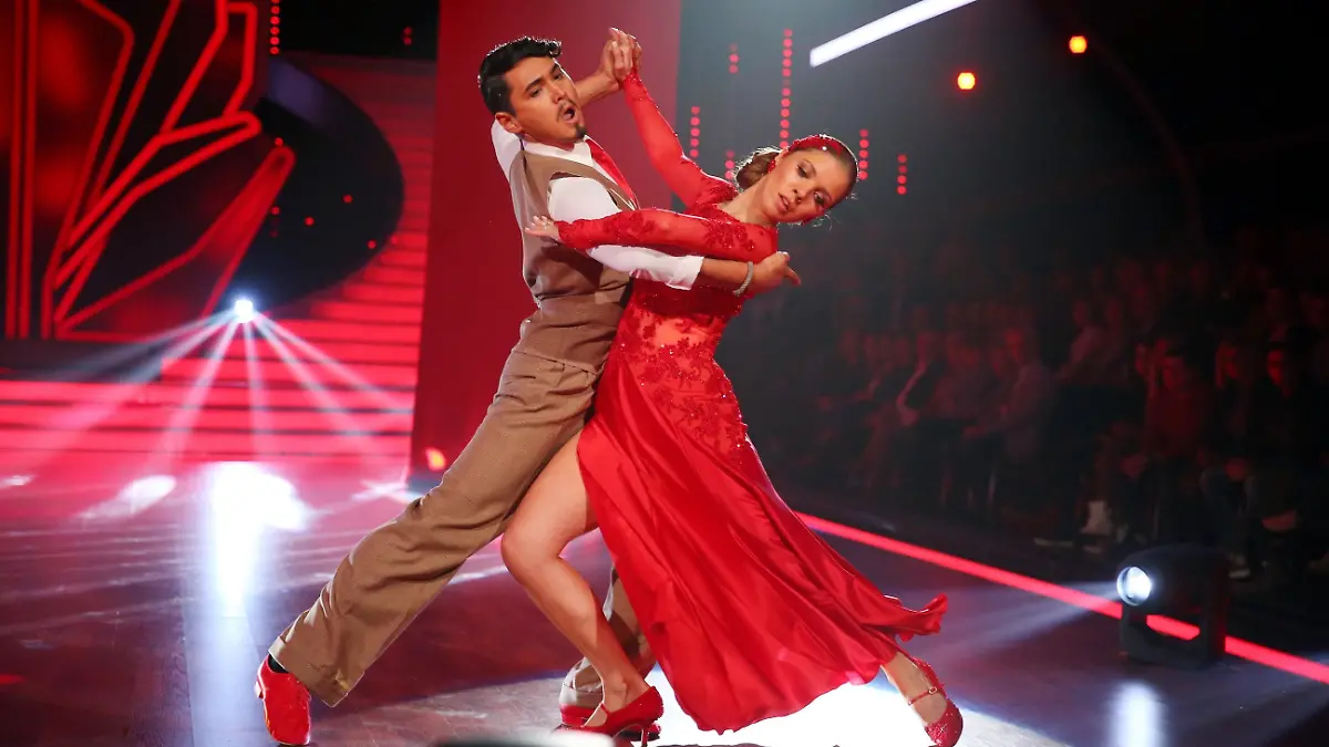 Victoria Swarovski und Erich Klann Verwendung der Bilder für Online-Medien ausschließlich mit folgender Verlinkung:'Alle Infos zu 'Let's Dance' im Special bei RTL.de: http://www.rtl.de/cms/sendungen/lets-dance.html