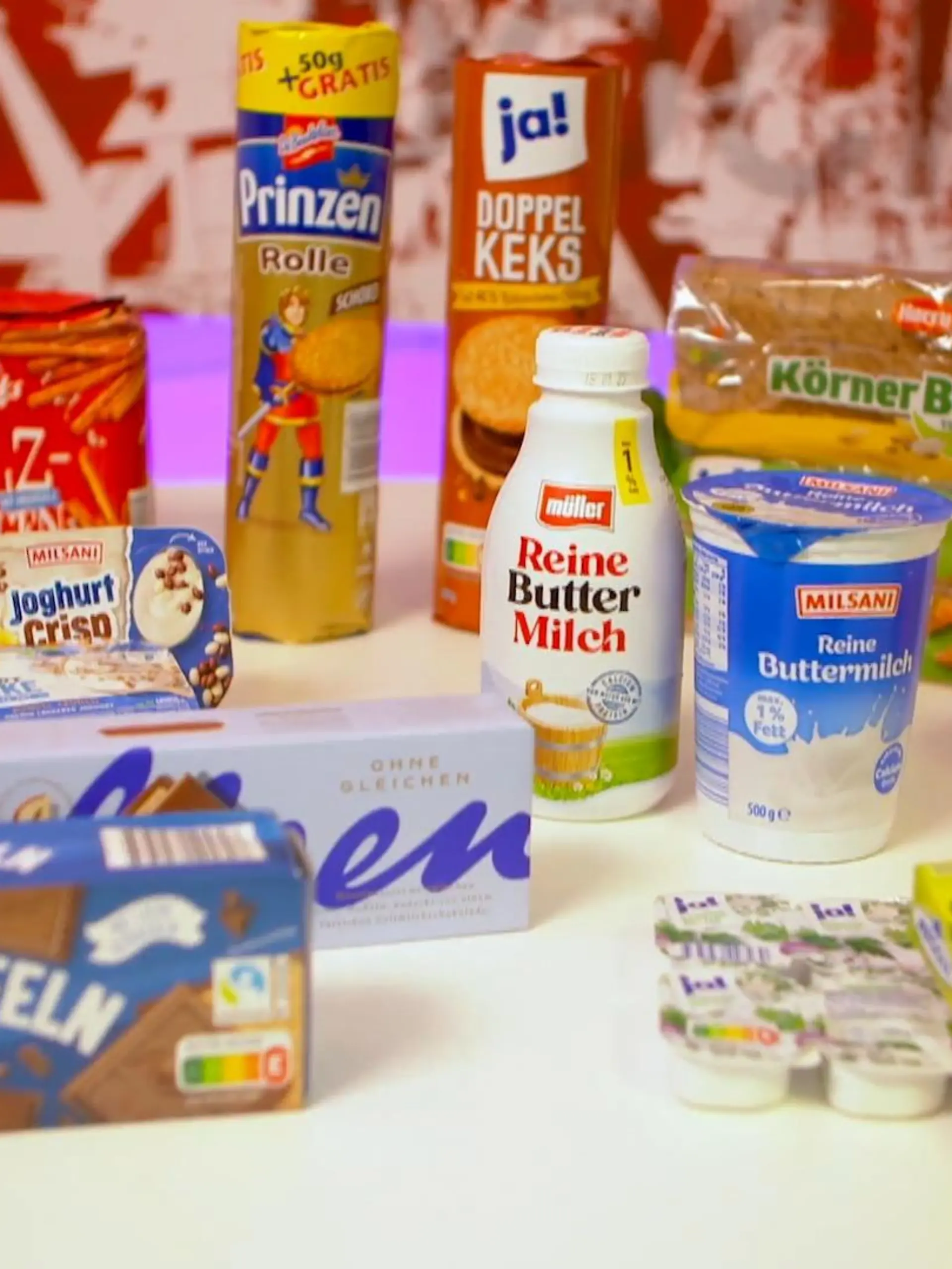 Bei steigenden Lebensmittelpreisen greifen Konsumenten viel öfter zu No-Name-Produkten als zur Markenware. Schließlich können allein hier schon ein paar Euro gespart werden. Doch spart man hier nicht nur am Geld, sondern womöglich auch im Geschmack und bei den Inhaltsstoffen?