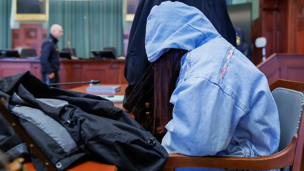 23.01.2023, Bayern, Bayreuth: Die angeklagte 17-jährige junge Frau sitzt im Sitzungssaal im Landgericht. Anfang Januar 2022 war ein Ärzteehepaar in Oberfranken ermordet worden. Die Opfer waren in ihrem Schlafzimmer nachts erstochen worden. Angeklagt sind der zum Tatzeitpunkt 18 Jahre alte Freund der Tochter des Paares sowie die damals 16 Jahre alte Tochter selbst. Die zwei Angeklagten wurden jetzt schuldig gesprochen. (zu dpa Tochter und Freund wegen Doppelmordes verurteilt) Foto: Daniel Karmann/dpa +++ dpa-Bildfunk +++