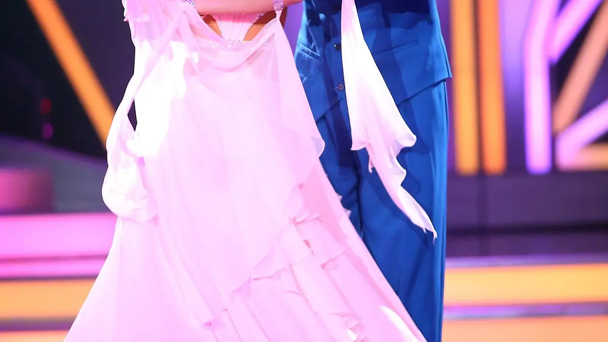 Julius Brink und Ekaterina Leonova.    Verwendung der Bilder für Online-Medien ausschließlich mit folgender Verlinkung:'Alle Infos zu 'Let's Dance' im Special bei RTL.de: http://www.rtl.de/cms/sendungen/lets-dance.html