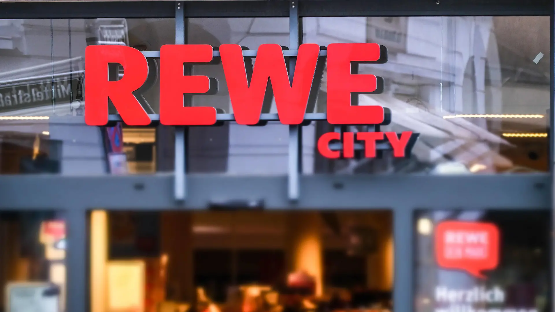 Düsseldorf 30.12.2022 Rewe City Lebensmittel Supermarkt Carlsplatz Altstadt Düsseldorf Nordrhein-Westfalen Deutschland *** Düsseldorf 30 12 2022 Rewe City Food Supermarket Carlsplatz Altstadt Düsseldorf North Rhine Westphalia Germany