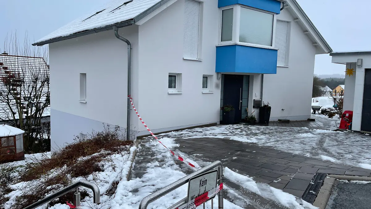 09.01.2022, Bayern, Mistelbach: Ein Absperrband der Polizei ist vor einem Einfamilienhaus gespannt. Nachbarn hörten Hilferufe - und alarmierten die Polizei: In einem Keller in Mistelbach wurde am Sonntag ein lebloses Paar mit Stichverletzungen gefunden. Foto: News5 / Fricke/NEWS5/dpa-mag +++ dpa-Bildfunk +++