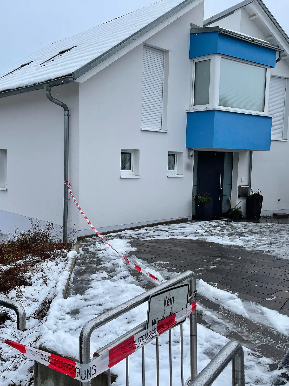 09.01.2022, Bayern, Mistelbach: Ein Absperrband der Polizei ist vor einem Einfamilienhaus gespannt. Nachbarn hörten Hilferufe - und alarmierten die Polizei: In einem Keller in Mistelbach wurde am Sonntag ein lebloses Paar mit Stichverletzungen gefunden. Foto: News5 / Fricke/NEWS5/dpa-mag +++ dpa-Bildfunk +++