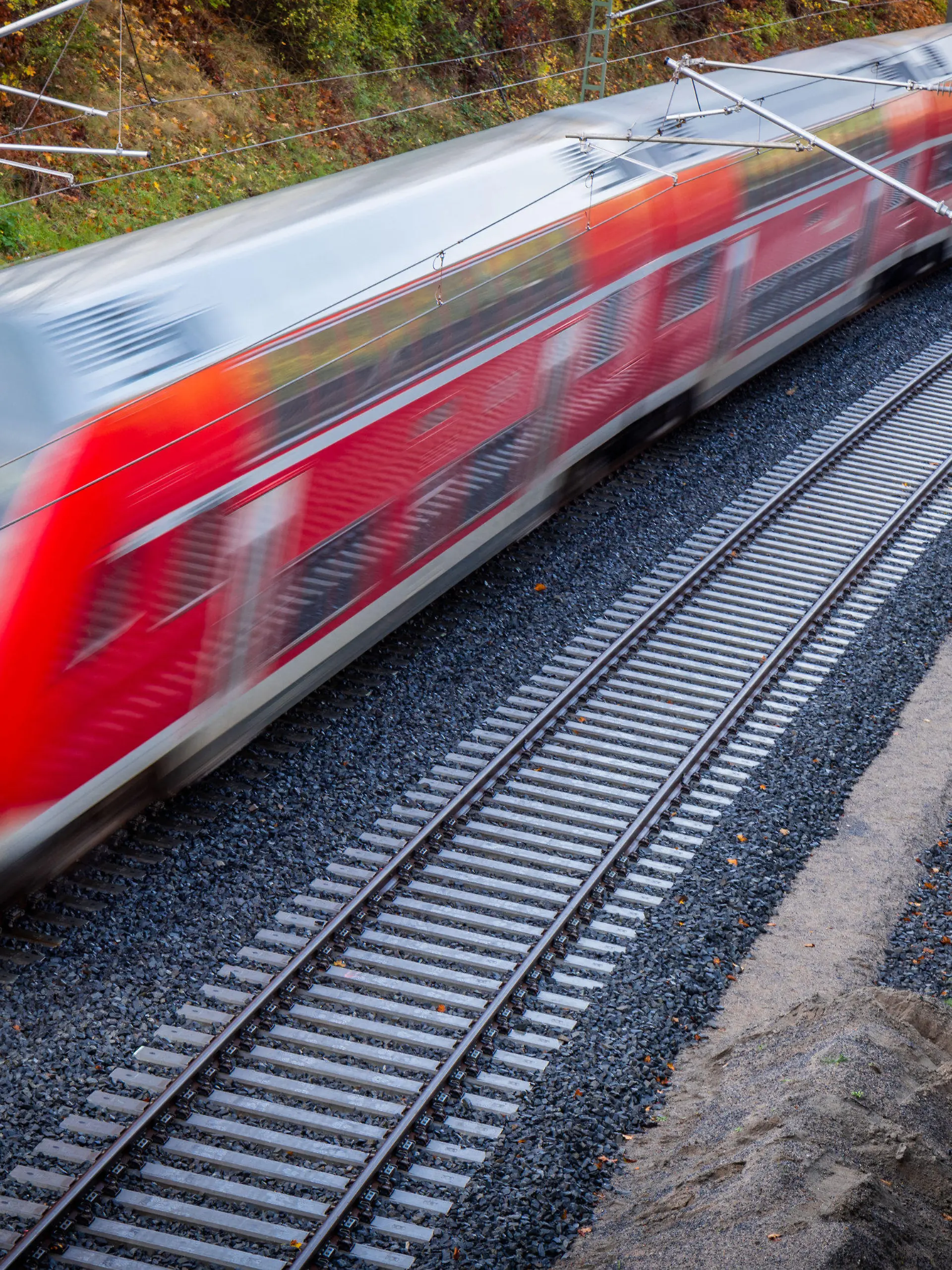 ARCHIV - 28.10.2022, Mecklenburg-Vorpommern, Schwerin: Ein Nahverkehrszug fährt über die neu gebaute Bahnstrecke zum Schweriner Hauptbahnhof (Aufnahme mit langer Belichtungszeit)(zu dpa: "Starttermin für 49-Euro-Ticket weiter offen - EVG rechnet mit April"). Foto: Jens Büttner/dpa +++ dpa-Bildfunk +++
