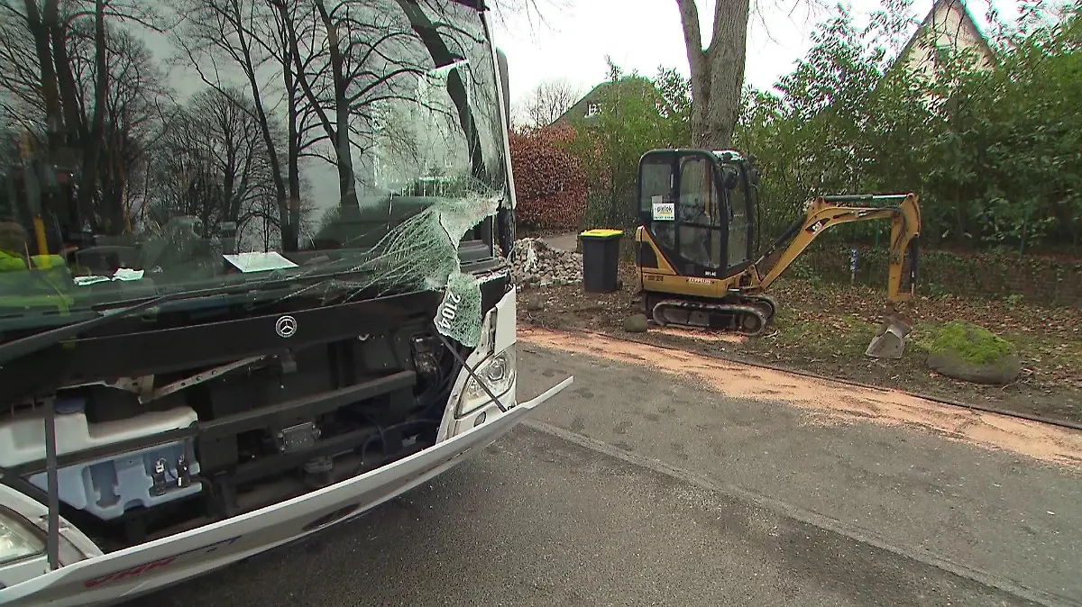 Linienbus und Bagger sind zusammengekracht