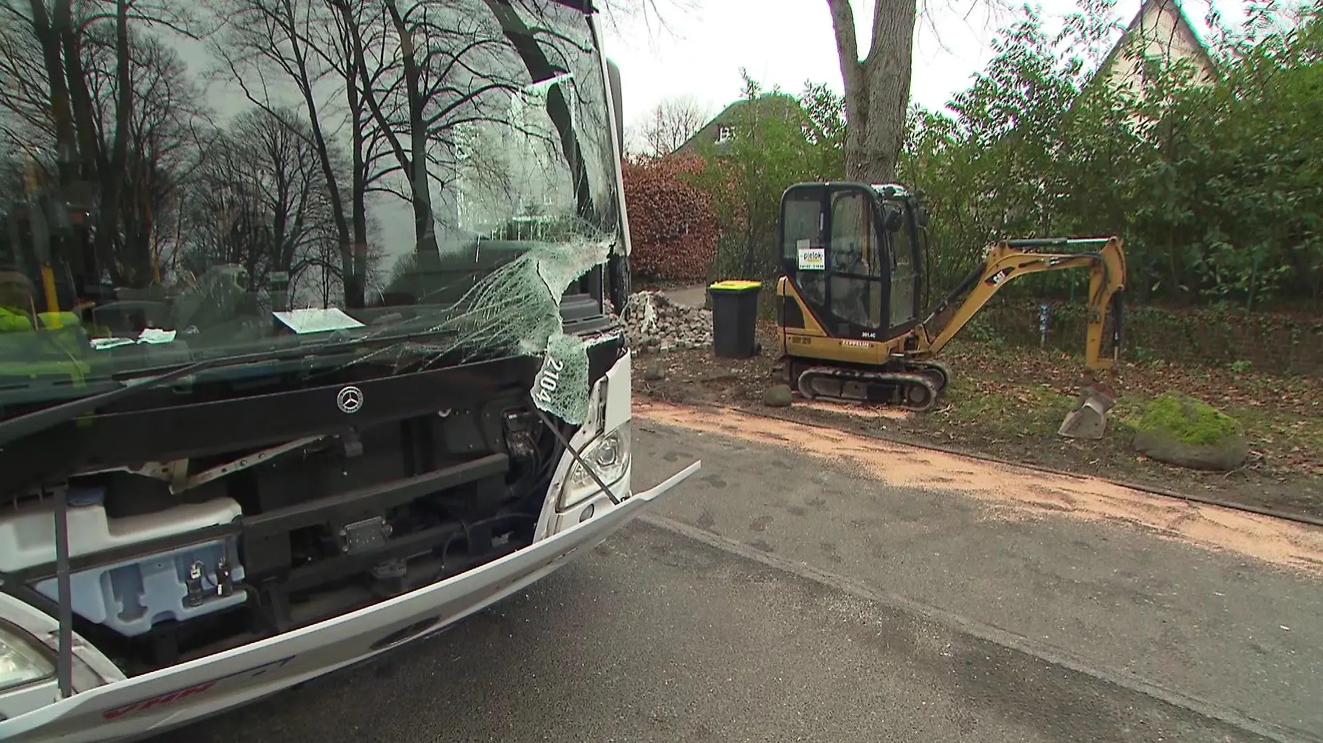 Linienbus und Bagger sind zusammengekracht