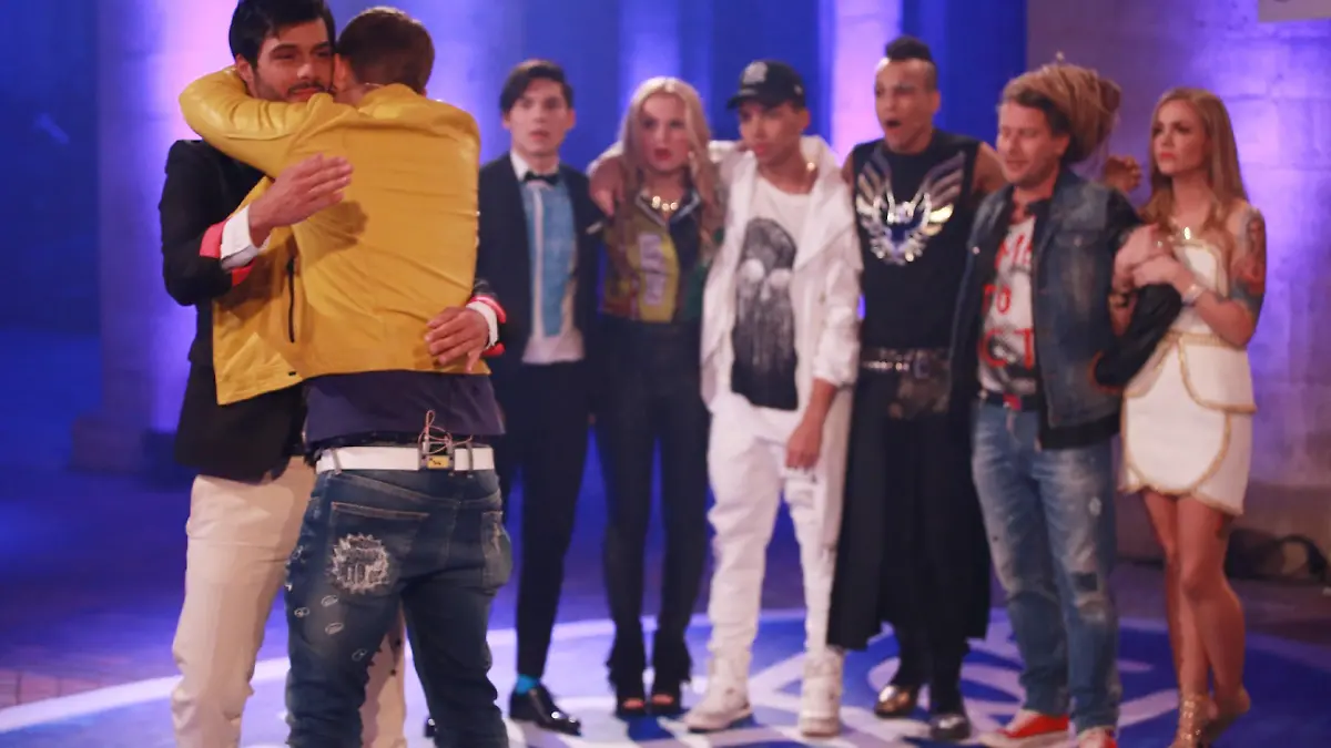 Die Zuschauer haben per Telefon und SMS-Voting entschieden. Aytug Gün (l.) scheidet aus. Verwendung der Bilder für Online-Medien ausschließlich mit folgender Verlinkung:'Alle Infos zu 'Deutschland sucht den Superstar' im Special bei RTL.de: http://www.rtl.de/cms/sendungen/superstar.html
