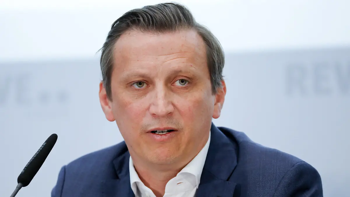 ARCHIV - 03.04.2019, Nordrhein-Westfalen, Köln: Lionel Souque, Vorstandsvorsitzender des Rewe-Konzerns. Ein Ende der Preiserhöhungen im deutschen Lebensmittelhandel ist nach Einschätzung von Souque nicht in Sicht. (zu dpa: «Rewe-Chef rechnet mit weiteren Preissteigerungen») Foto: Oliver Berg/dpa +++ dpa-Bildfunk +++