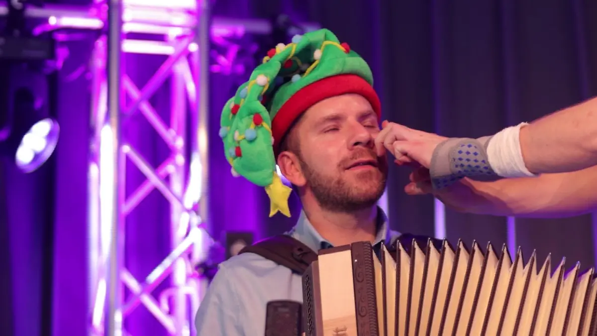 Musikalisch und auch optisch keine Schwäche zeigen: Die Augenringe von Harmonika-Spieler Adrian sollen mit Augenpads verschwinden.
