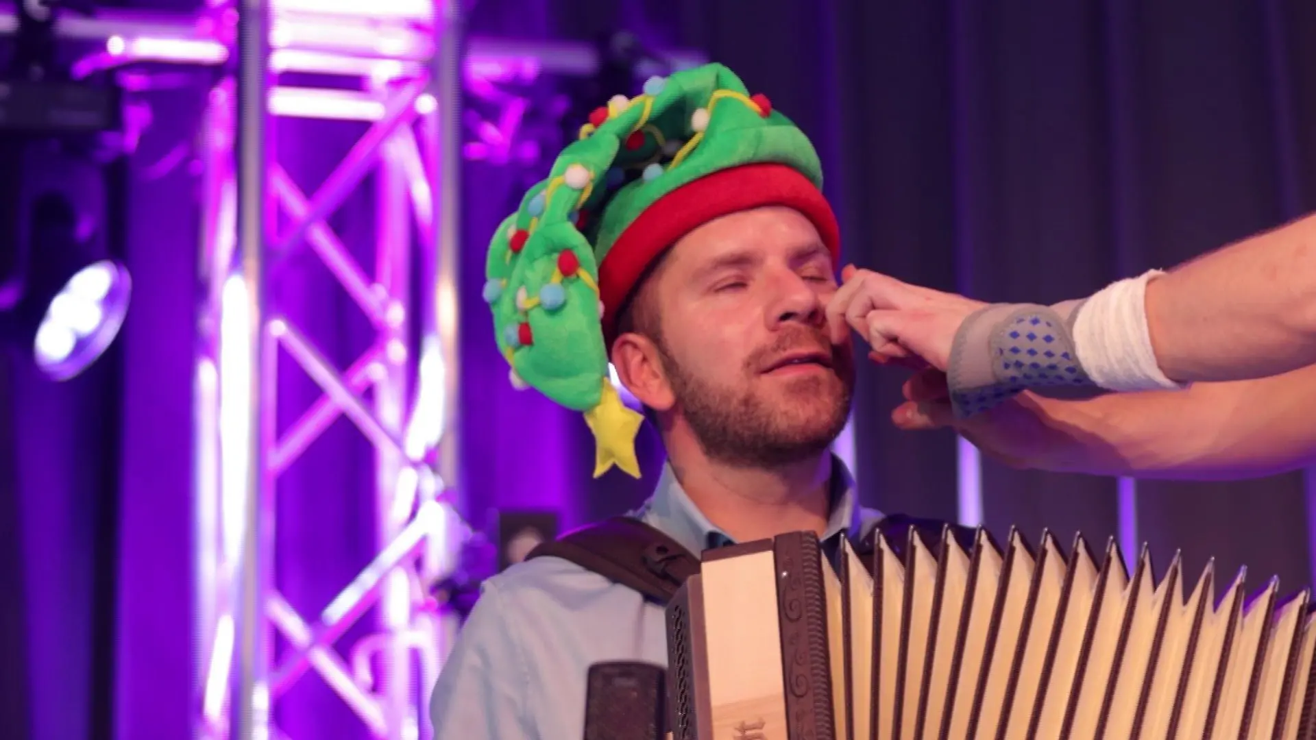 Musikalisch und auch optisch keine Schwäche zeigen: Die Augenringe von Harmonika-Spieler Adrian sollen mit Augenpads verschwinden.