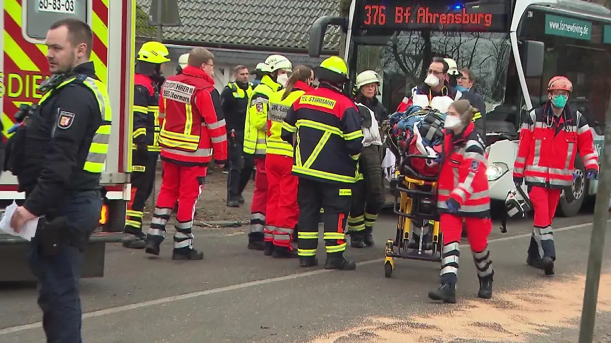 Einsatzkräfte kümmern sich um die Verletzten