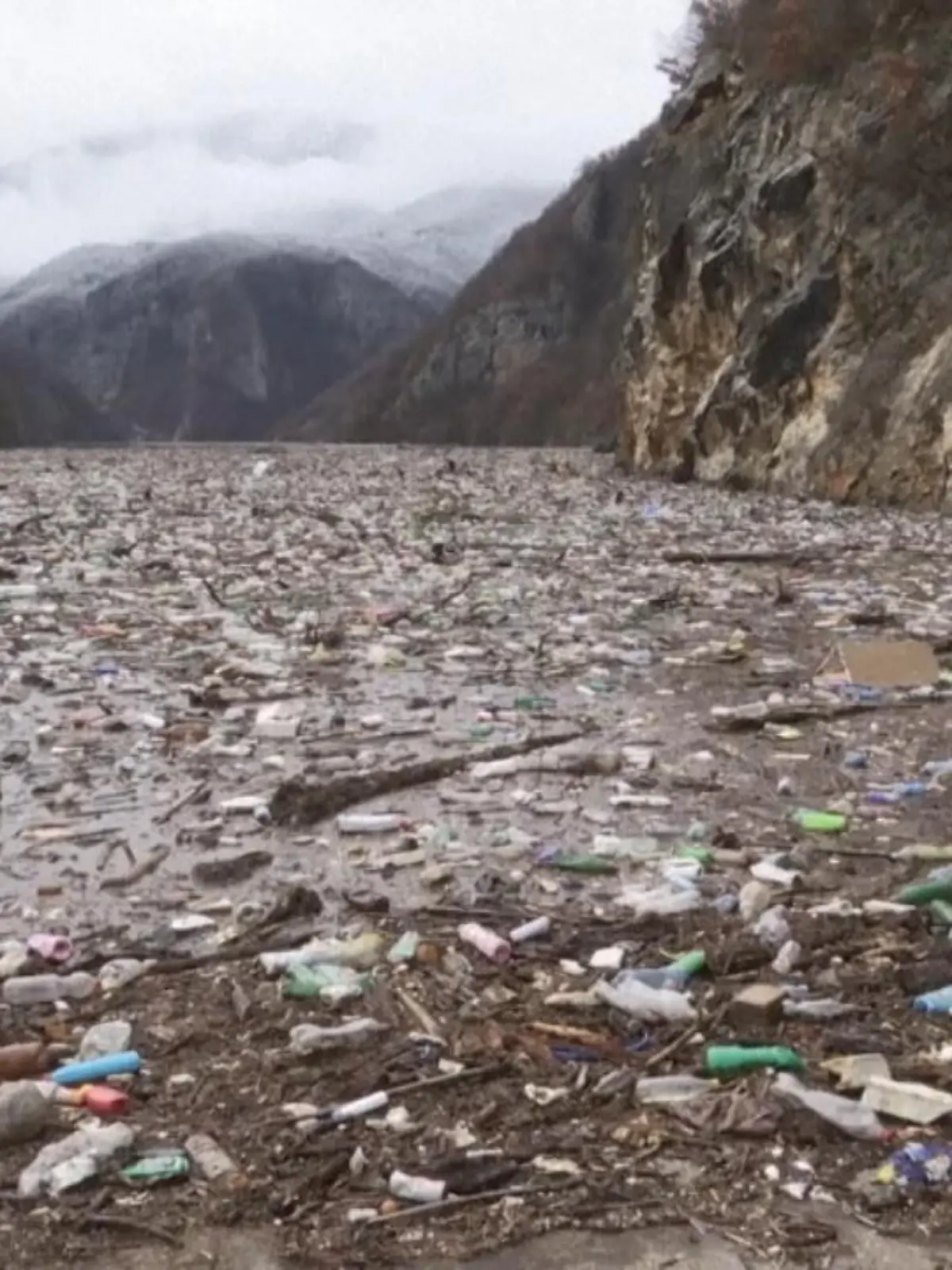 Eigentlich ist diese Gegend für seine atemberaubende Landschaft bekannt. Doch jetzt ist der Balkanfuss Drina überfüllt mit Müll. Der Grund ist das miese Regenwetter und der ansteigende Wasserpegel in den letzten Tagen. Die Bilder aus Bosnien-Herzegowina machen einfach nur fassungslos.
