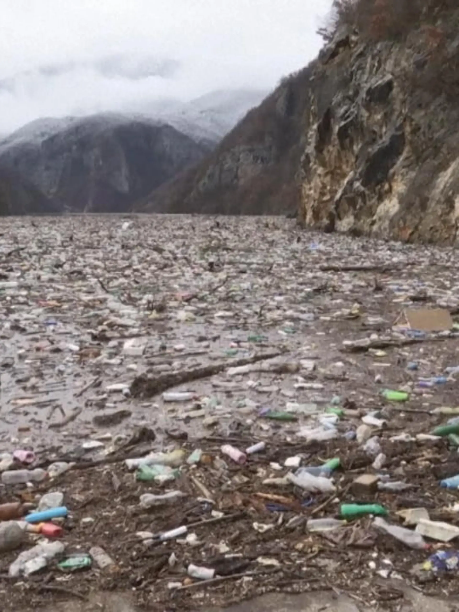 Eigentlich ist diese Gegend für seine atemberaubende Landschaft bekannt. Doch jetzt ist der Balkanfuss Drina überfüllt mit Müll. Der Grund ist das miese Regenwetter und der ansteigende Wasserpegel in den letzten Tagen. Die Bilder aus Bosnien-Herzegowina machen einfach nur fassungslos.