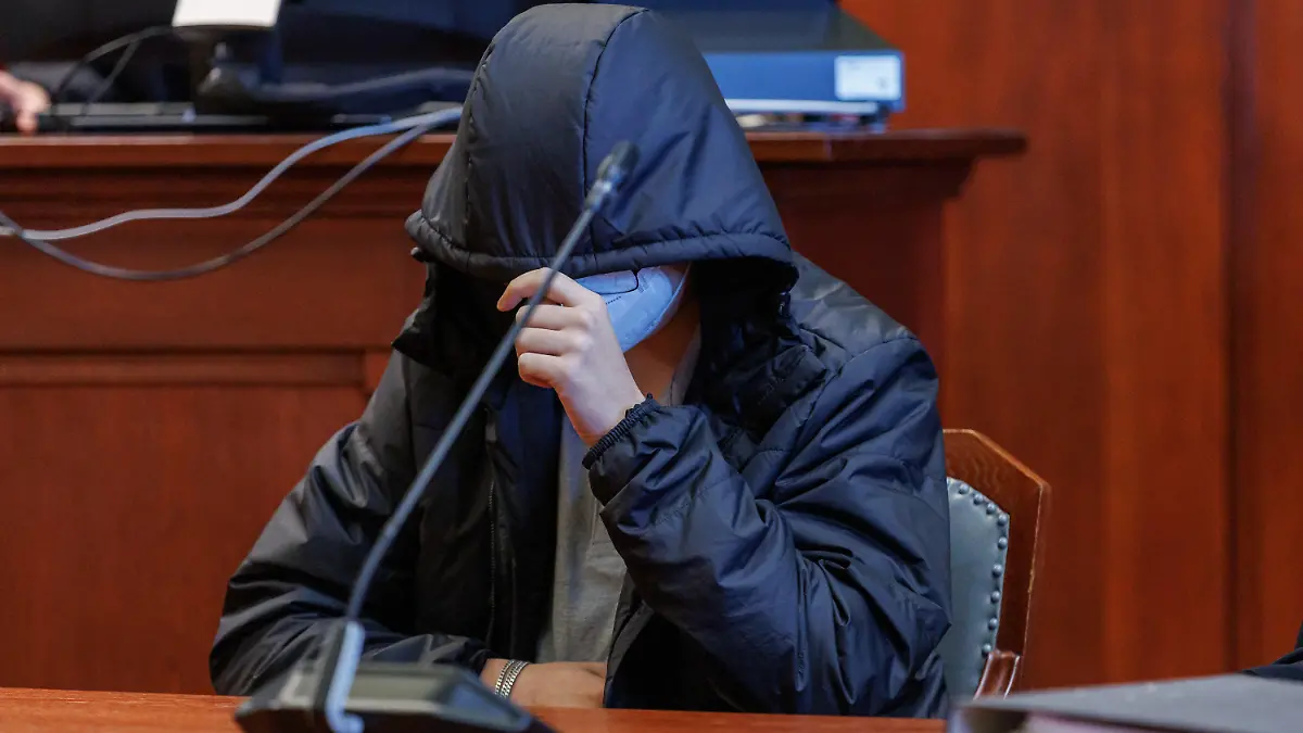 23.01.2023, Bayern, Bayreuth: Der angeklagte 19-jährige junge Mann sitzt im Sitzungssaal im Landgericht. Anfang Januar 2022 war ein Ärzteehepaar in Oberfranken ermordet worden. Die Opfer waren in ihrem Schlafzimmer nachts erstochen worden. Angeklagt sind der zum Tatzeitpunkt 18 Jahre alte Freund der Tochter des Paares sowie die damals 16 Jahre alte Tochter selbst. Die zwei Angeklagten wurden jetzt schuldig gesprochen. (zu dpa Tochter und Freund wegen Doppelmordes verurteilt) Foto: Daniel Karmann/dpa +++ dpa-Bildfunk +++