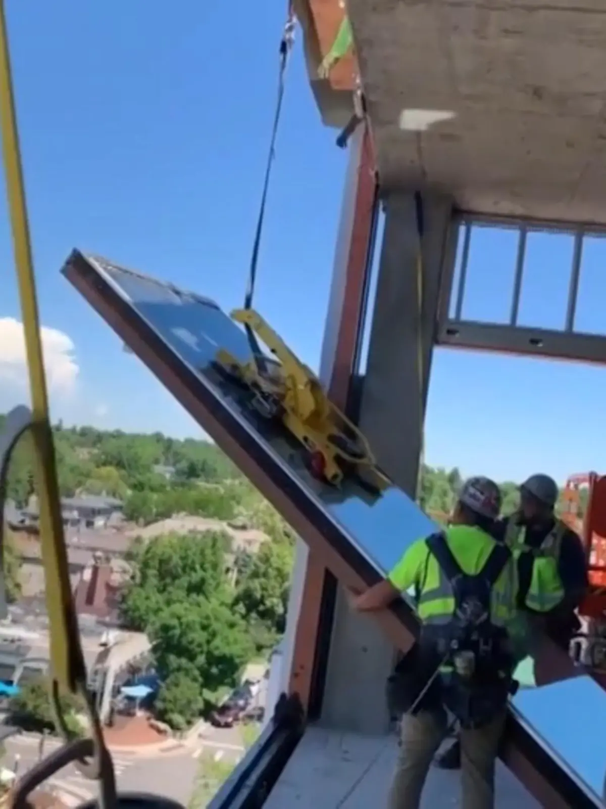 Eine absolute Horror-Vorstellung für jeden Bauarbeiter: Auf einer Baustelle im US-Bundesstaat Colorado ist beim Installieren einer riesigen Glasscheibe etwas mächtig schiefgegangen: Offenbar war das enorme Gewicht des Fensters zu schwer für die Konstruktion. Das Glas stürzte nach einem kurzen Alarmsignal einige Stockwerke in die Tiefe und zersplitterte ein tausende Scherben. Das Video vom 19. Januar 2023 sehen Sie oben im Video.