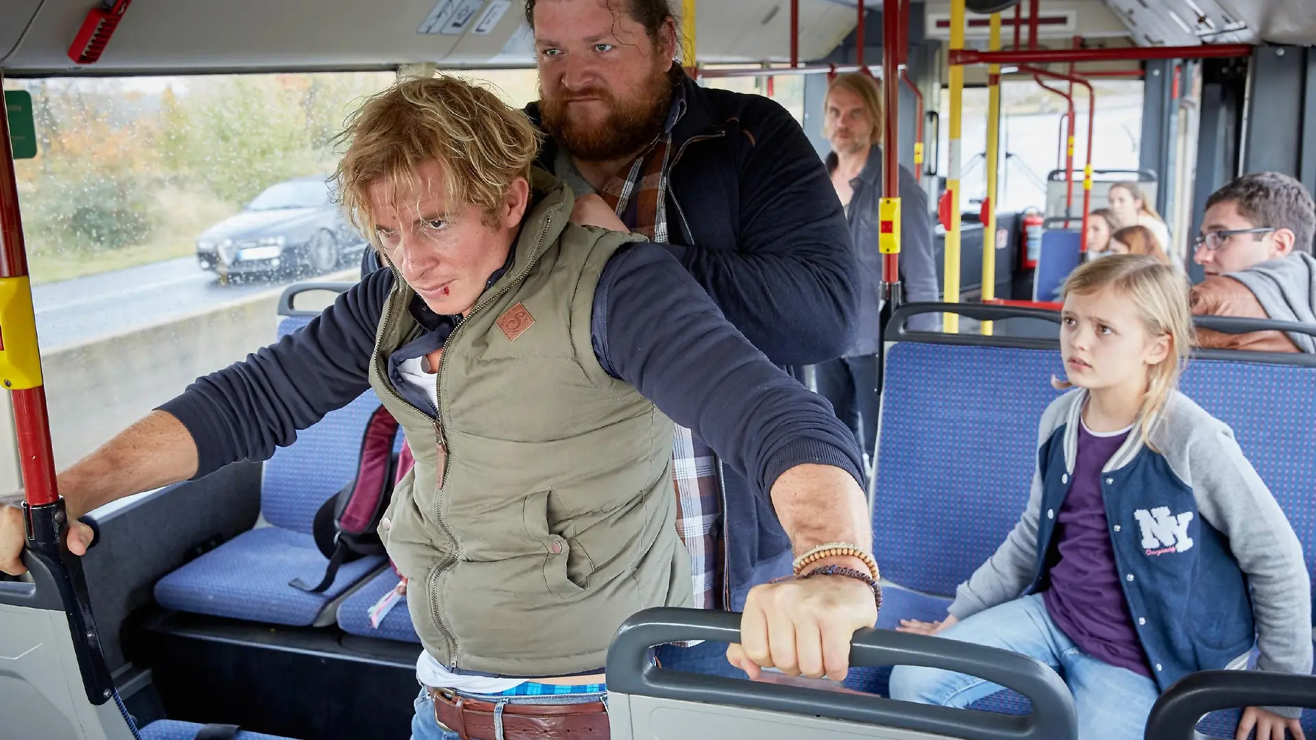 Paul (Daniel Roesner, l.) hat es geschafft, an Bord des entführten Busses zu kommen und wird von Gangster Steffen Müller (Rafael Banasik) festgehalten. Und die Tatsache, dass sich unter den Geiseln auch Pauls Nichte Emilia (Letizia Caldi, r.) befindet, macht die Situation nicht einfacher...