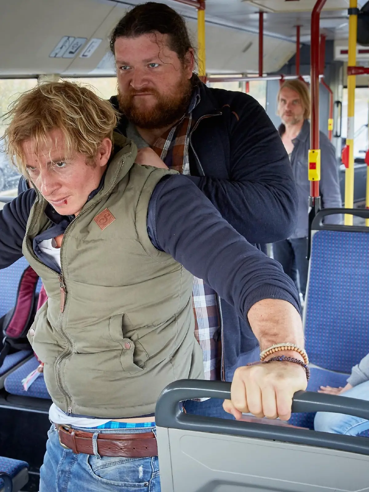 Paul (Daniel Roesner, l.) hat es geschafft, an Bord des entführten Busses zu kommen und wird von Gangster Steffen Müller (Rafael Banasik) festgehalten. Und die Tatsache, dass sich unter den Geiseln auch Pauls Nichte Emilia (Letizia Caldi, r.) befindet, macht die Situation nicht einfacher...
