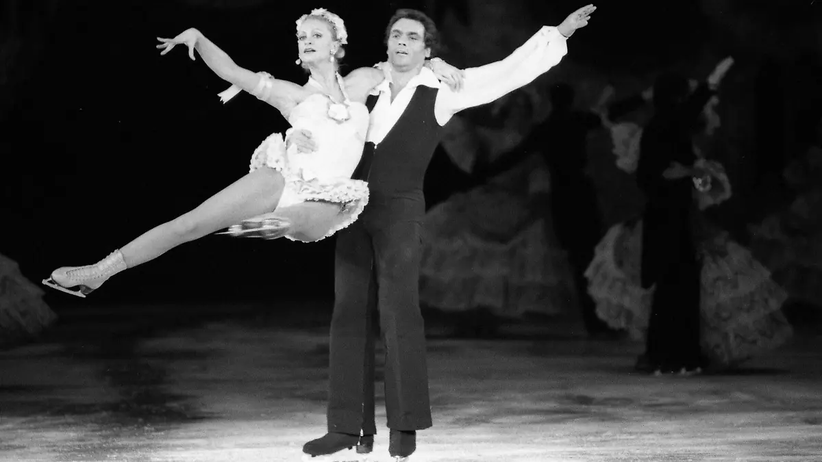 Marika KILIUS, Eiskunstlaeuferin, und Hans-Juergen BAEUMLER, Hans-JÃ_rgen BÃ_umler, Eiskunstlaeufer, Aktion, waehrend der Show HOLIDAY ON ICE in Dortmund, 30.11.1979, Â
