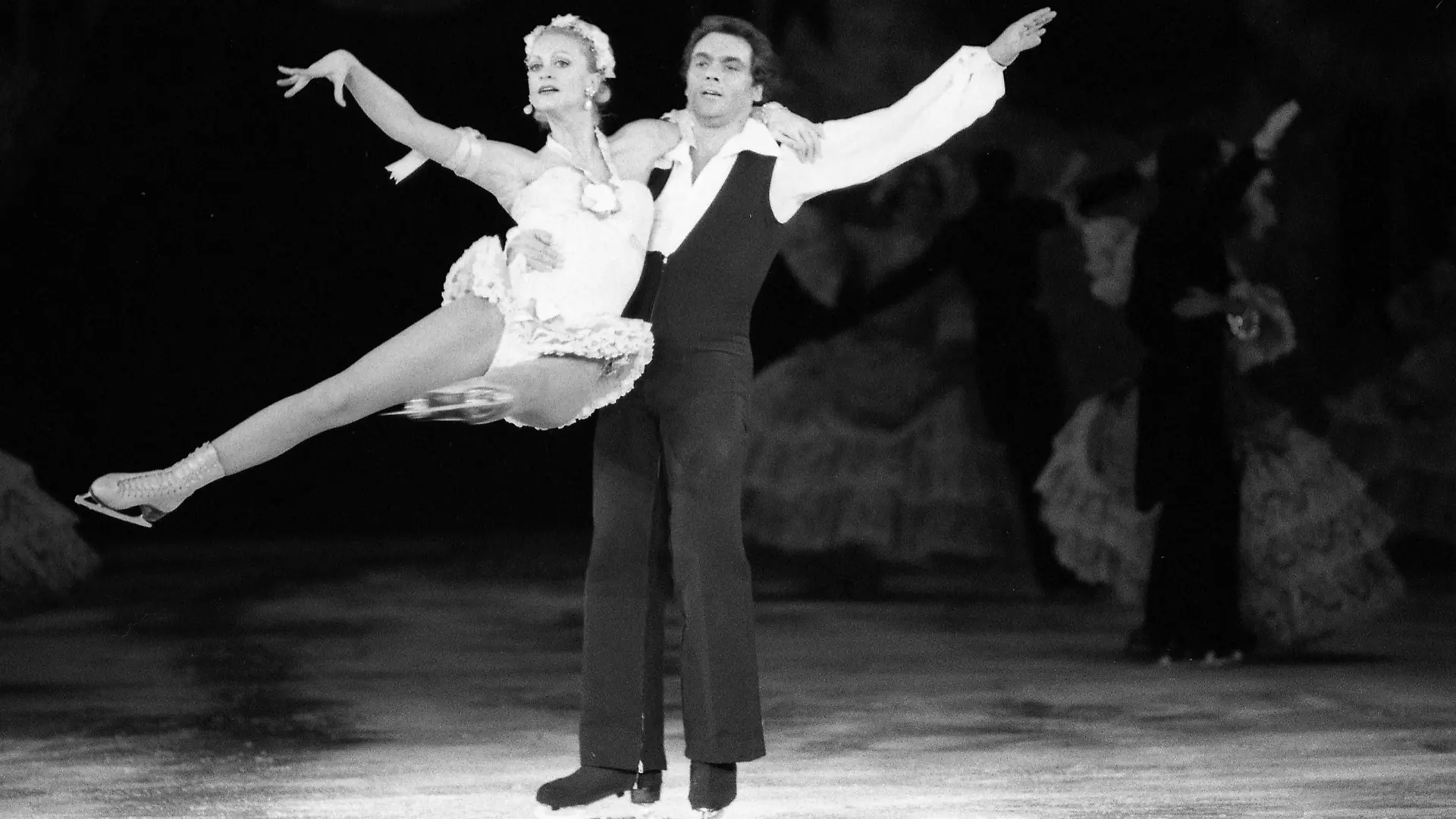 Marika KILIUS, Eiskunstlaeuferin, und Hans-Juergen BAEUMLER, Hans-JÃ_rgen BÃ_umler, Eiskunstlaeufer, Aktion, waehrend der Show HOLIDAY ON ICE in Dortmund, 30.11.1979, Â