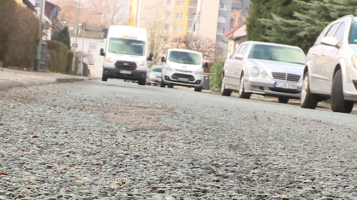 Schlagloch auf Frankfurts Straßen