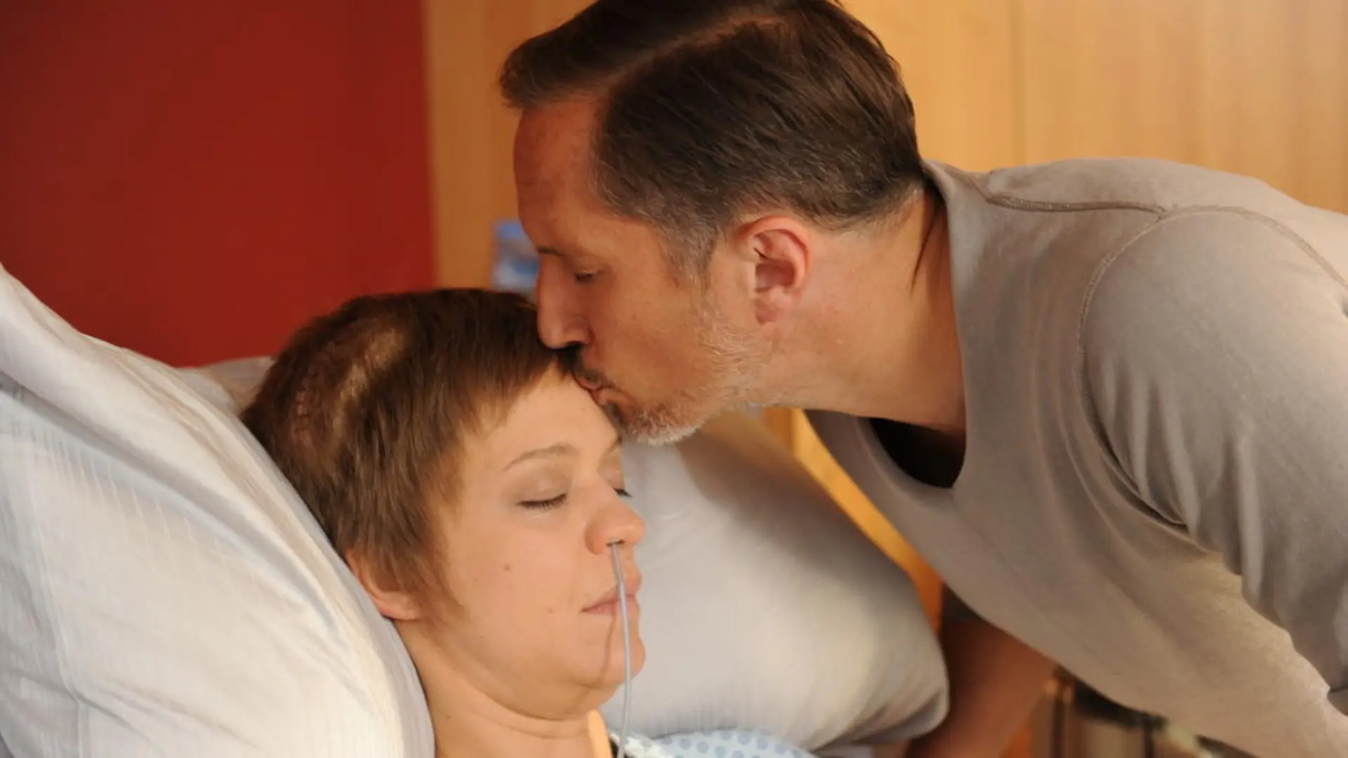 Heike Makatsch in "Zweimal zweites Leben" als Wachkoma-Patientin Ännie. Benno Fürmann spielt ihren Ehemann Leo