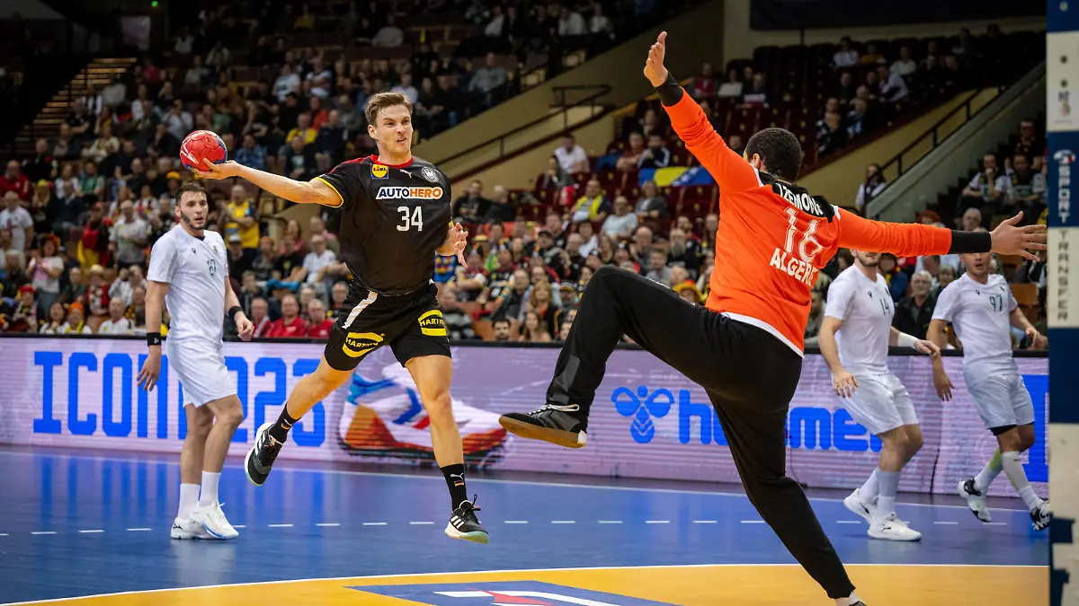 Handball Kattowitz 17.01.2023 Weltmeisterschaft Handball WM Männer Vorrunde Algerien ALG - Deutschland GER Rune Dahmke Deutschland, No.34 ZEMOUCHI Yahia Algerien, No.16 *** Handball Katowice 17 01 2023 World Cup Handball World Cup Men Preliminary Round Algeria ALG Germany GER Rune Dahmke Germany, No 34 ZEMOUCHI Yahia Algeria, No 16