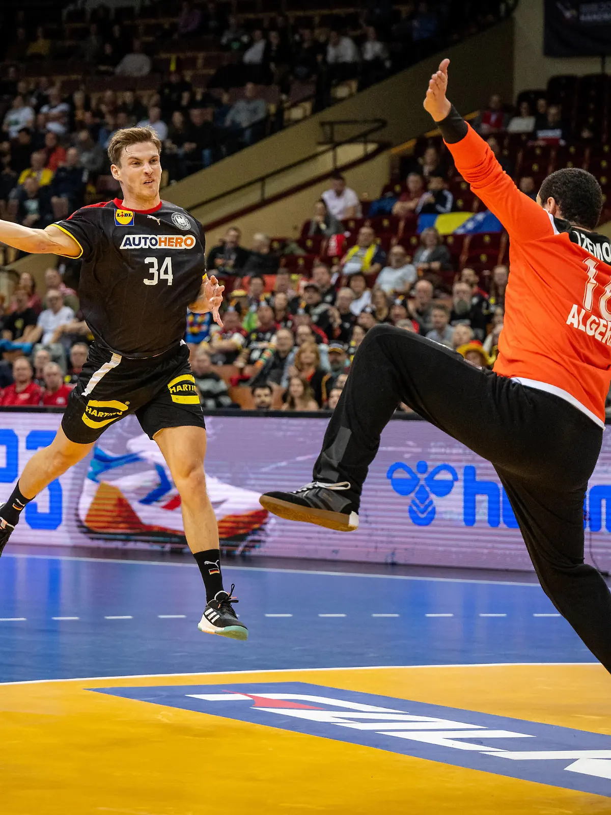 Handball Kattowitz 17.01.2023 Weltmeisterschaft Handball WM Männer Vorrunde Algerien ALG - Deutschland GER Rune Dahmke Deutschland, No.34 ZEMOUCHI Yahia Algerien, No.16 *** Handball Katowice 17 01 2023 World Cup Handball World Cup Men Preliminary Round Algeria ALG Germany GER Rune Dahmke Germany, No 34 ZEMOUCHI Yahia Algeria, No 16