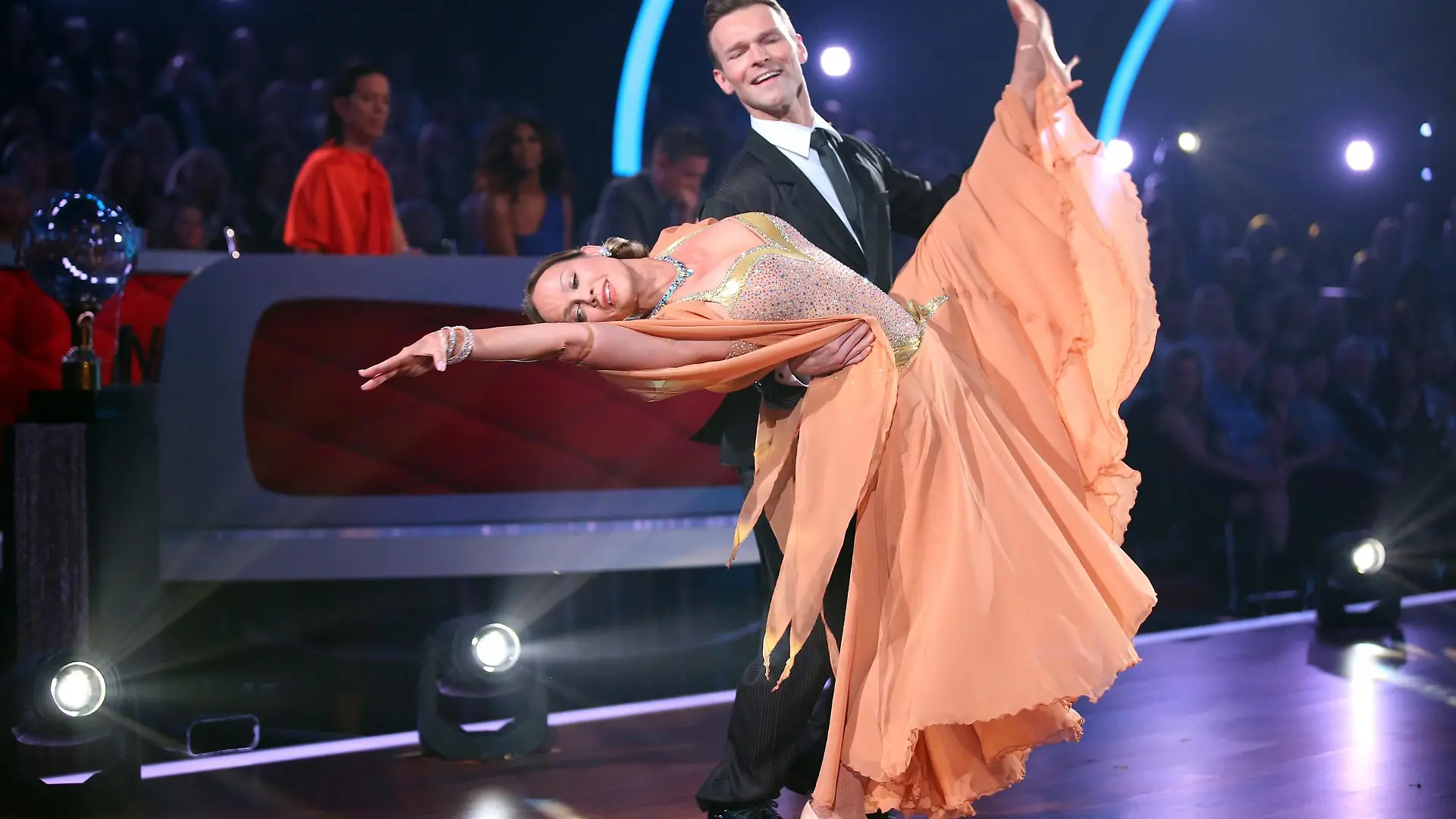 Sonja Kirchberger und Vadim Garbuzov. Verwendung der Bilder für Online-Medien ausschließlich mit folgender Verlinkung:'Alle Infos zu 'Let's Dance' im Special bei RTL.de: http://www.rtl.de/cms/sendungen/lets-dance.html