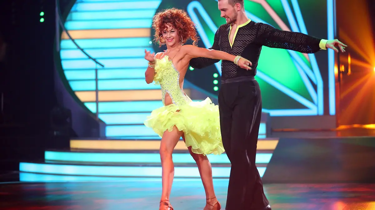 Eric Stehfest und Oana Nechiti. Verwendung der Bilder für Online-Medien ausschließlich mit folgender Verlinkung:'Alle Infos zu 'Let's Dance' im Special bei RTL.de: http://www.rtl.de/cms/sendungen/lets-dance.html