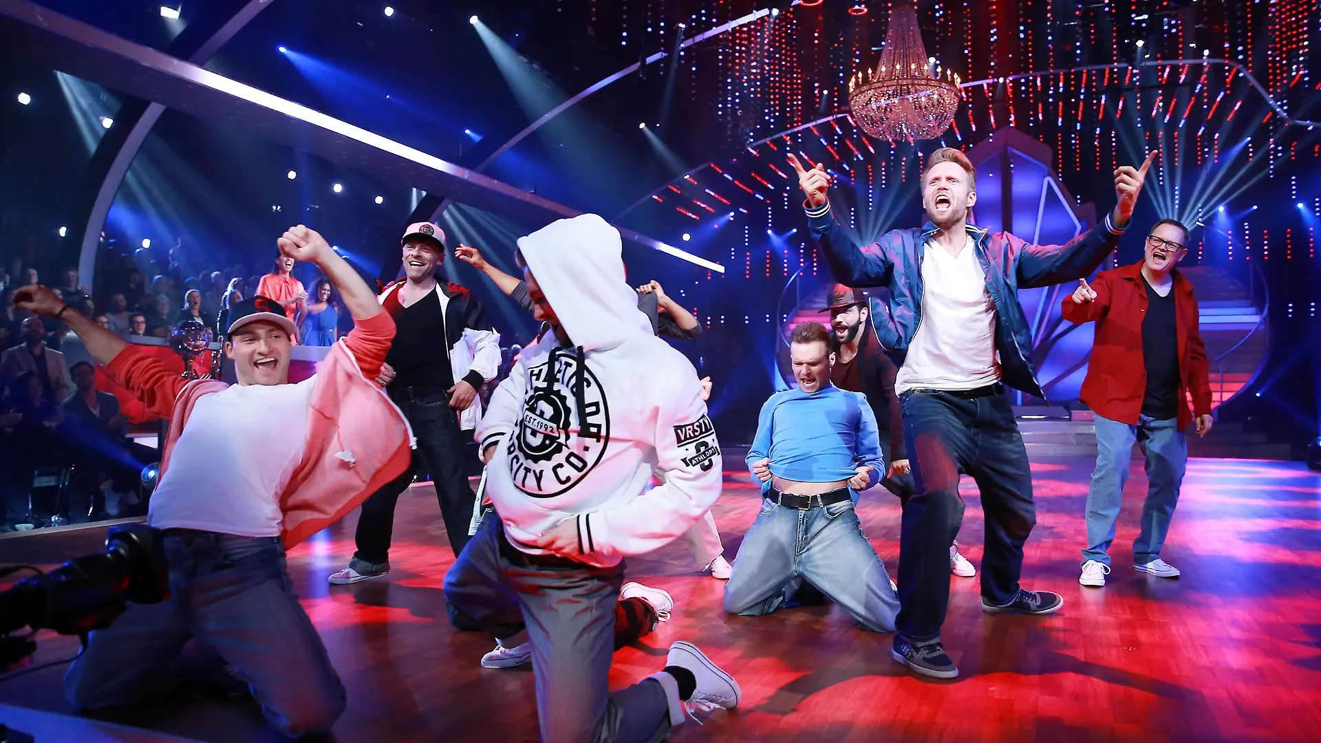 Bei dem neuen Element "Boys vs. Girls" wurden die Tanzpaare aufgeteilt. Die prominenten Männer bildeten mit den männlichen Profitänzern die "Boys-Gruppe". Verwendung der Bilder für Online-Medien ausschließlich mit folgender Verlinkung:'Alle Infos zu 'Let's Dance' im Special bei RTL.de: http://www.rtl.de/cms/sendungen/lets-dance.html