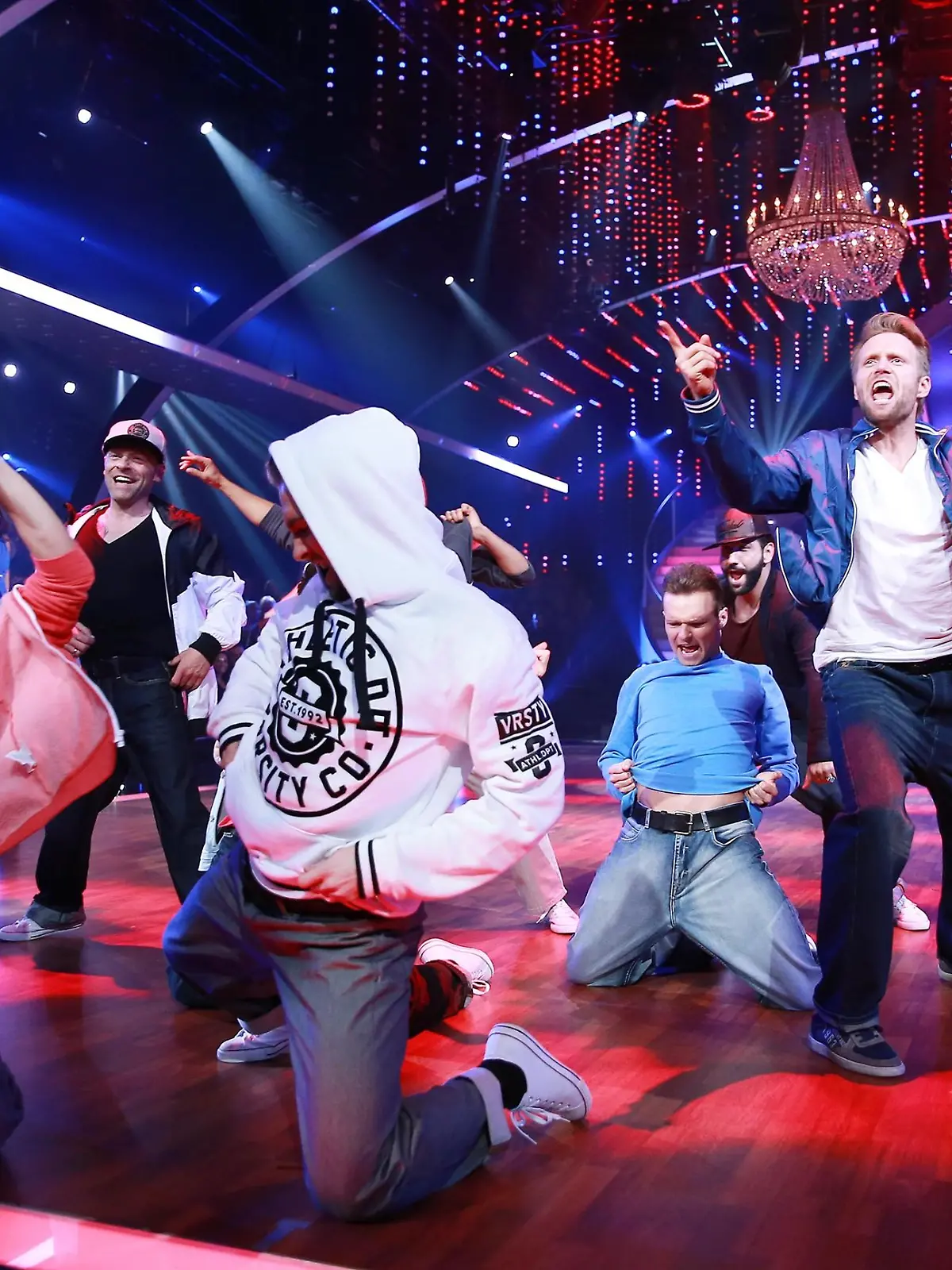 Bei dem neuen Element "Boys vs. Girls" wurden die Tanzpaare aufgeteilt. Die prominenten Männer bildeten mit den männlichen Profitänzern die "Boys-Gruppe".     Verwendung der Bilder für Online-Medien ausschließlich mit folgender Verlinkung:'Alle Infos zu 'Let's Dance' im Special bei RTL.de: http://www.rtl.de/cms/sendungen/lets-dance.html